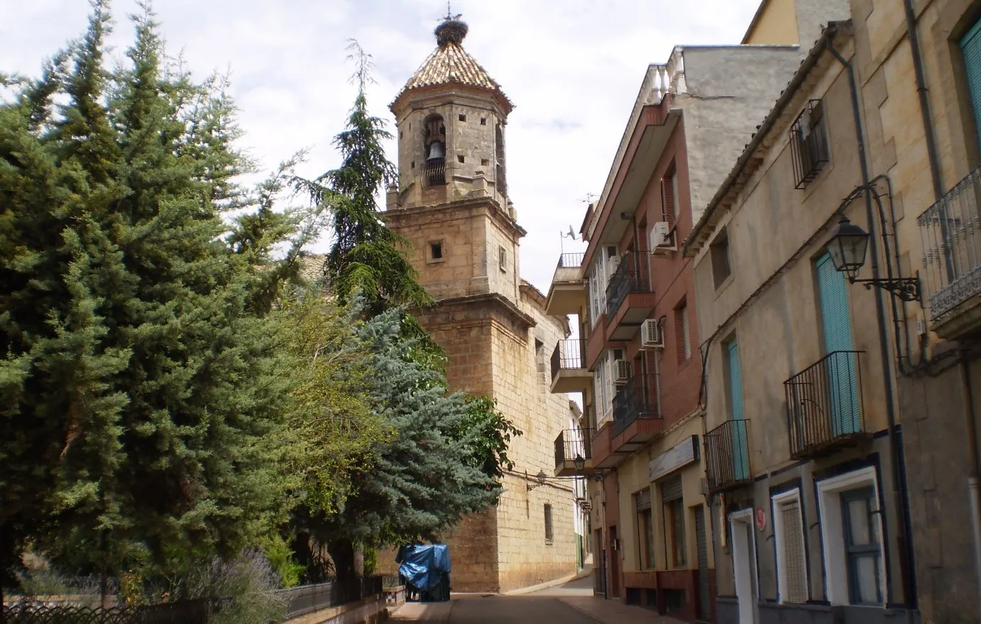 Photo showing: Vista de la plaza y la torre de la Iglesia de San Juan Bautista, en Navas de San Juan, Jaén, España.