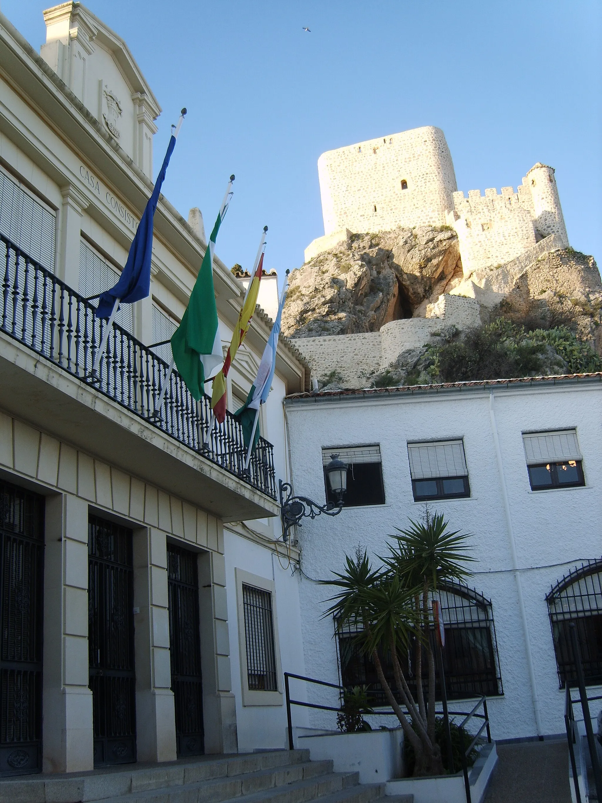 Photo showing: Castillo árabe junto al ayuntamiento de la ciudad de Olvera.