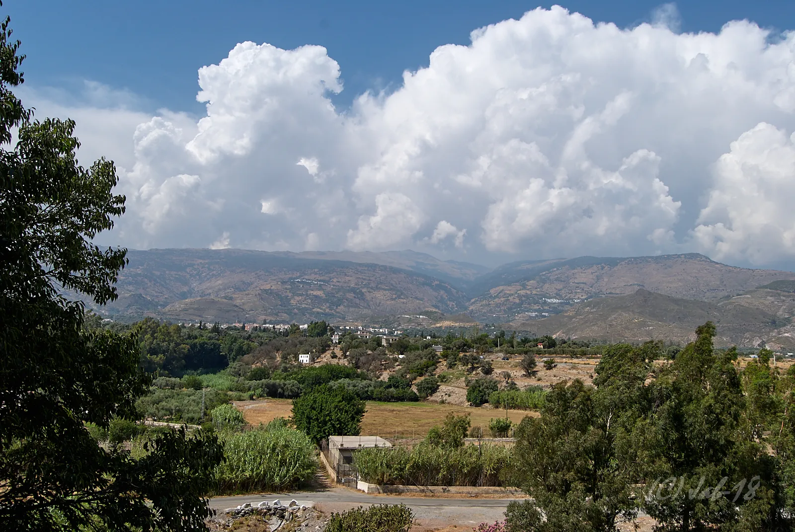 Photo showing: Vista panorámica desde la carretera de Orgiva hacia la Alpujarra.