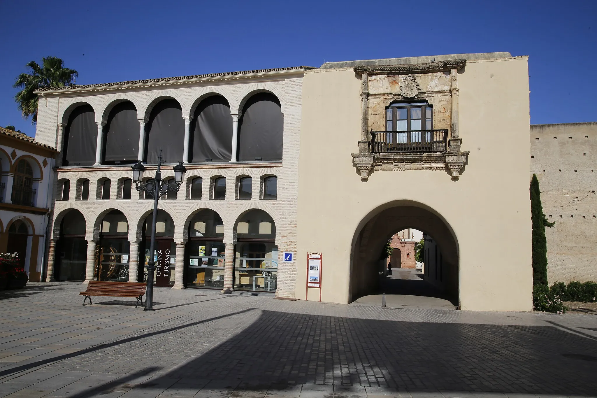 Photo showing: Conjunto de la Puerta del Sol, balcón de Portocarrero y antigua alhóndiga (Oficina de Turismo).