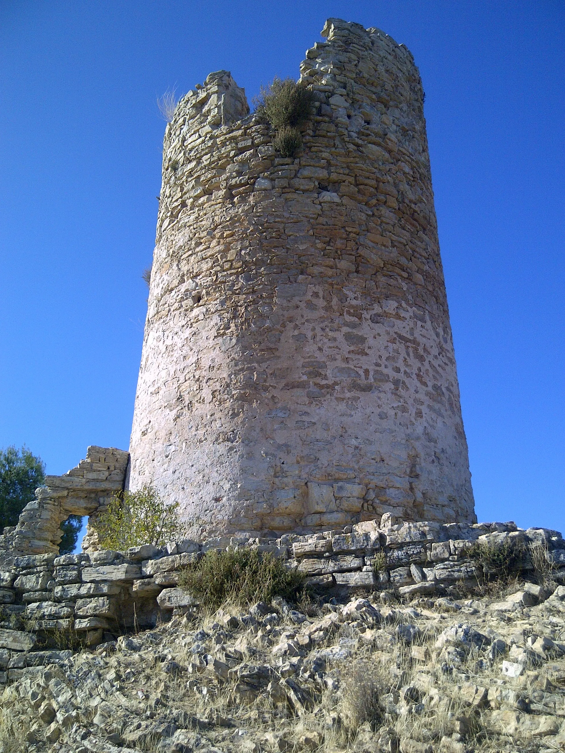 Photo showing: El monumento, El Torreón de Albolote, siglo XII, visto desde su cara hacia la Sierra Nevada y hacia la Sierra Arana.