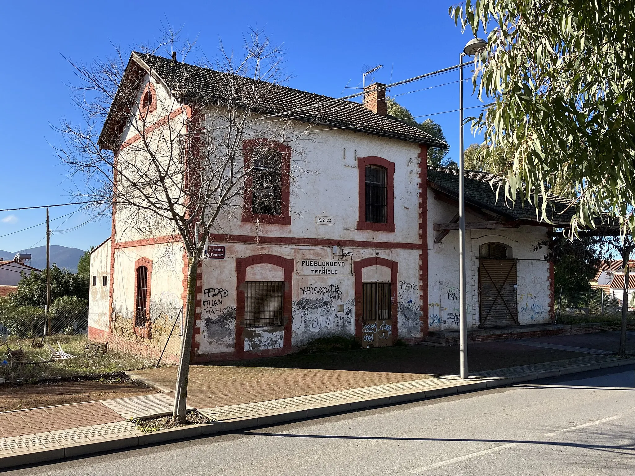 Photo showing: Estación de Pueblonuevo del Terrible (Peñarroya-Pueblonuevo, Córdoba) en la línea Peñarroya a Puertollano, propiedad de la SMMP.