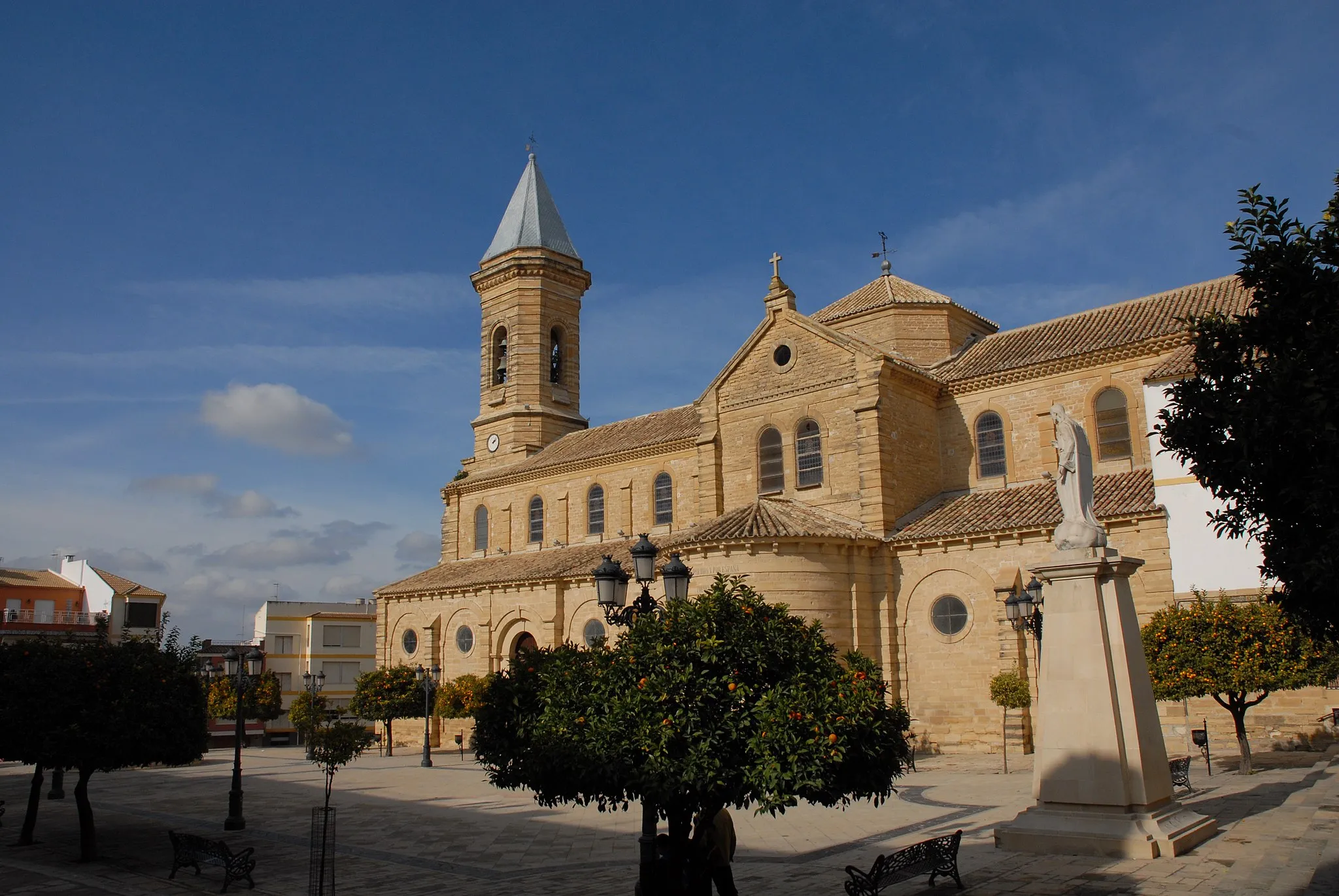 Photo showing: Main church "Our Lady of the Elevation" at Porcuna, and surrounding main place of the city