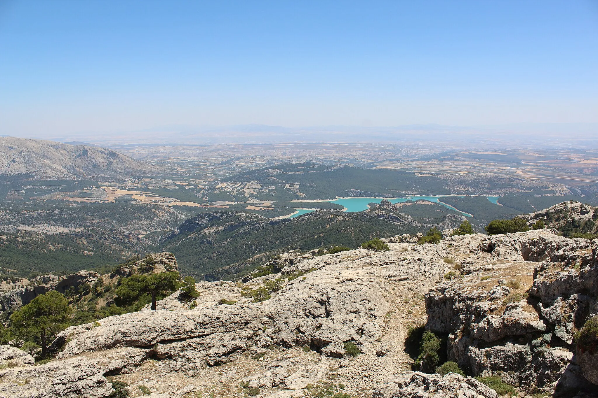 Photo showing: Vista del embalse de la Bolera y de parte de la Sierra de Castril desde el Cerro Cabañas.