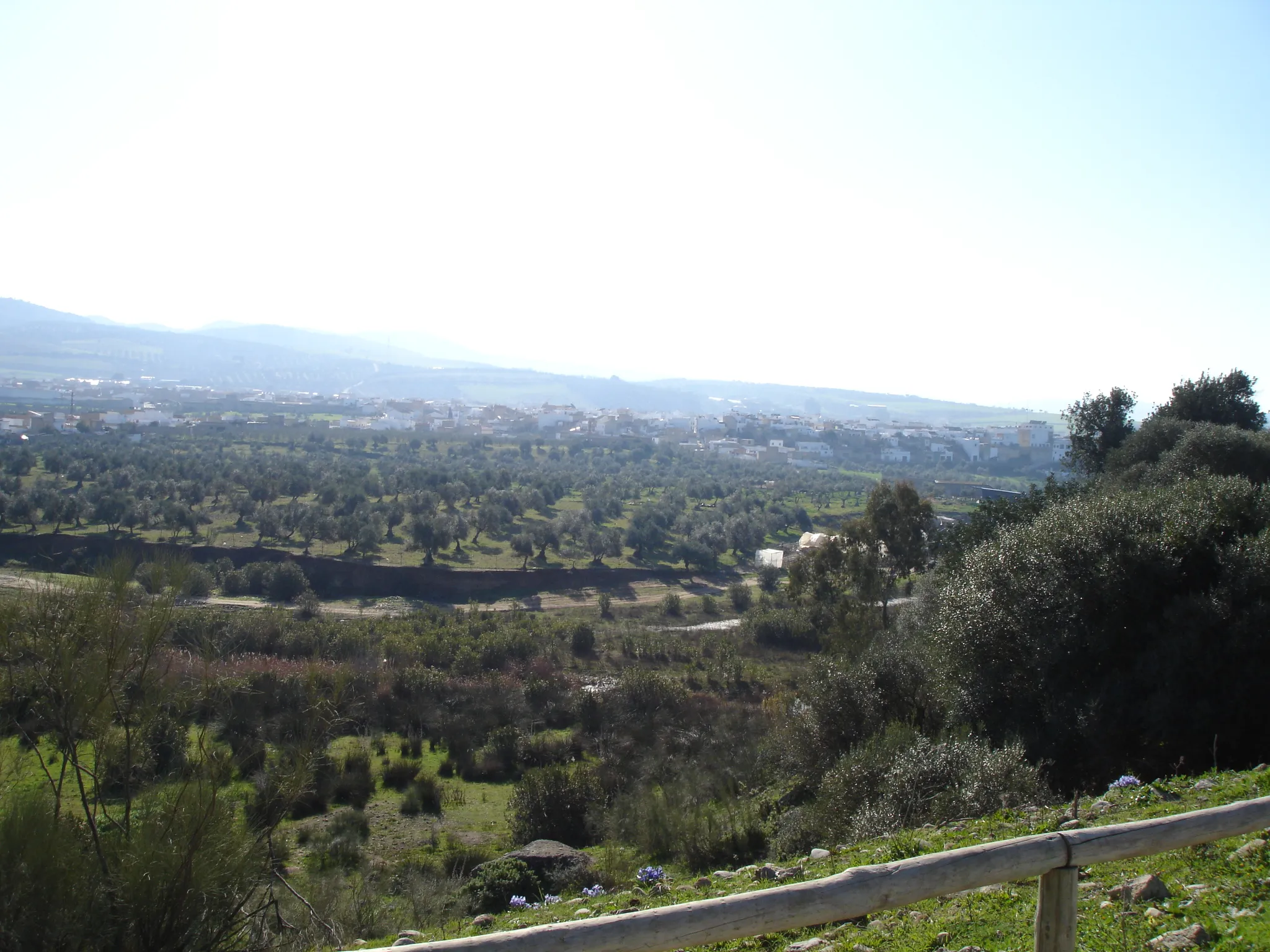 Photo showing: Vista de Puerto Serrano desde la Vía Verde