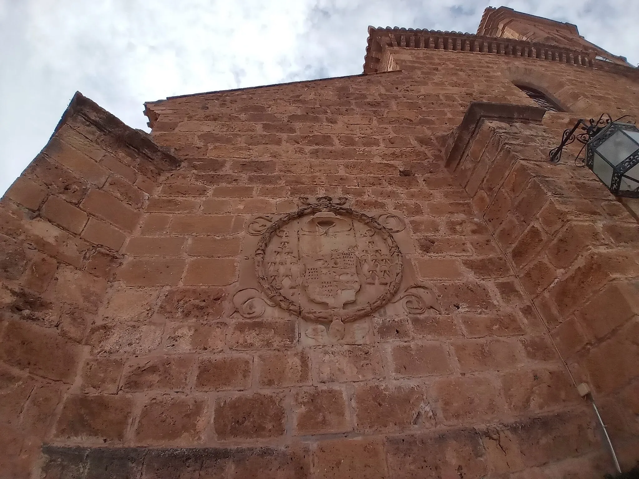 Photo showing: Escudo ubicado en un lateral de la iglesia de Purchena