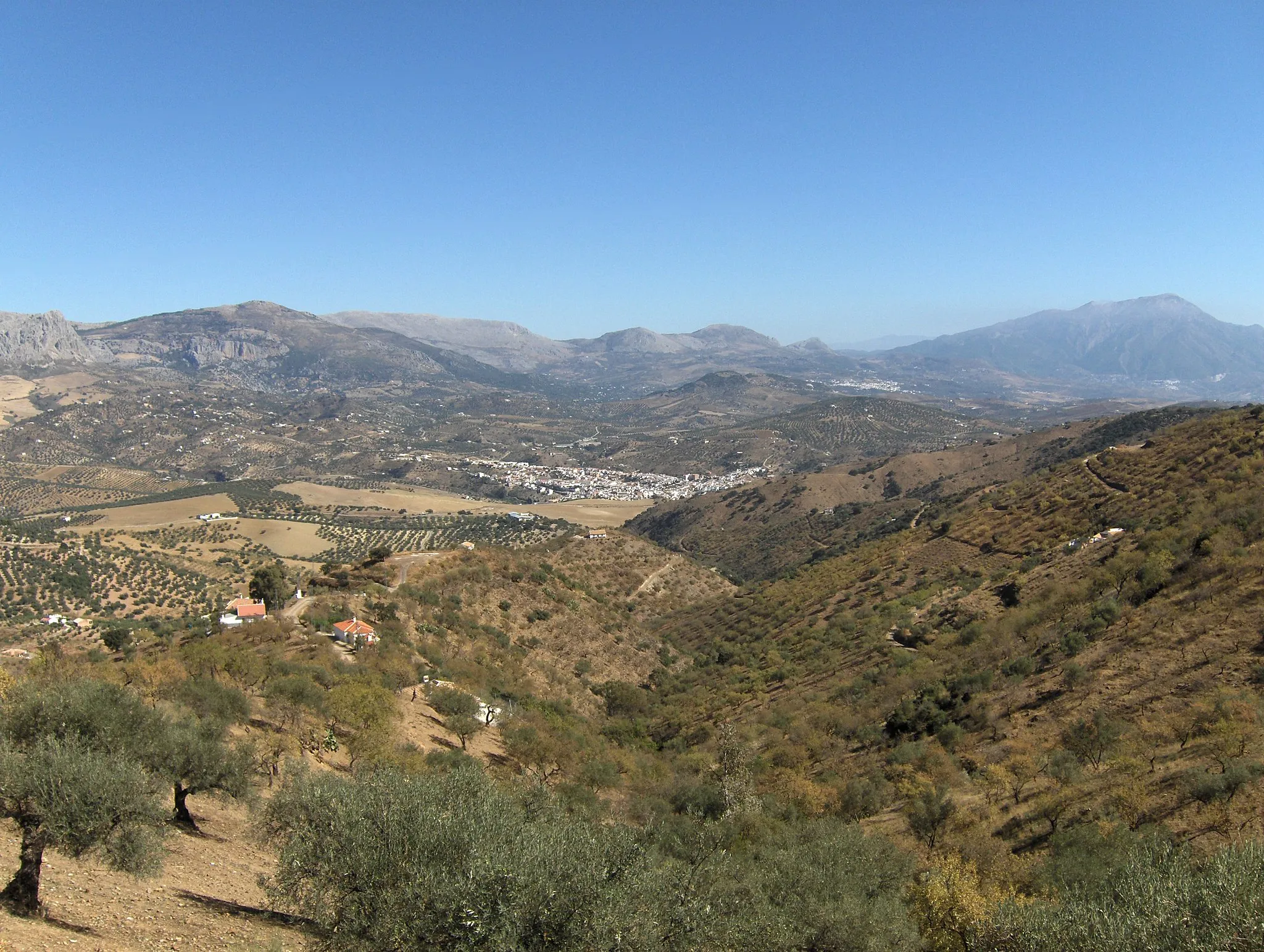 Photo showing: Vista del pueblo de Riogordo y el pico de la Maroma (a la derecha), Málaga, España.