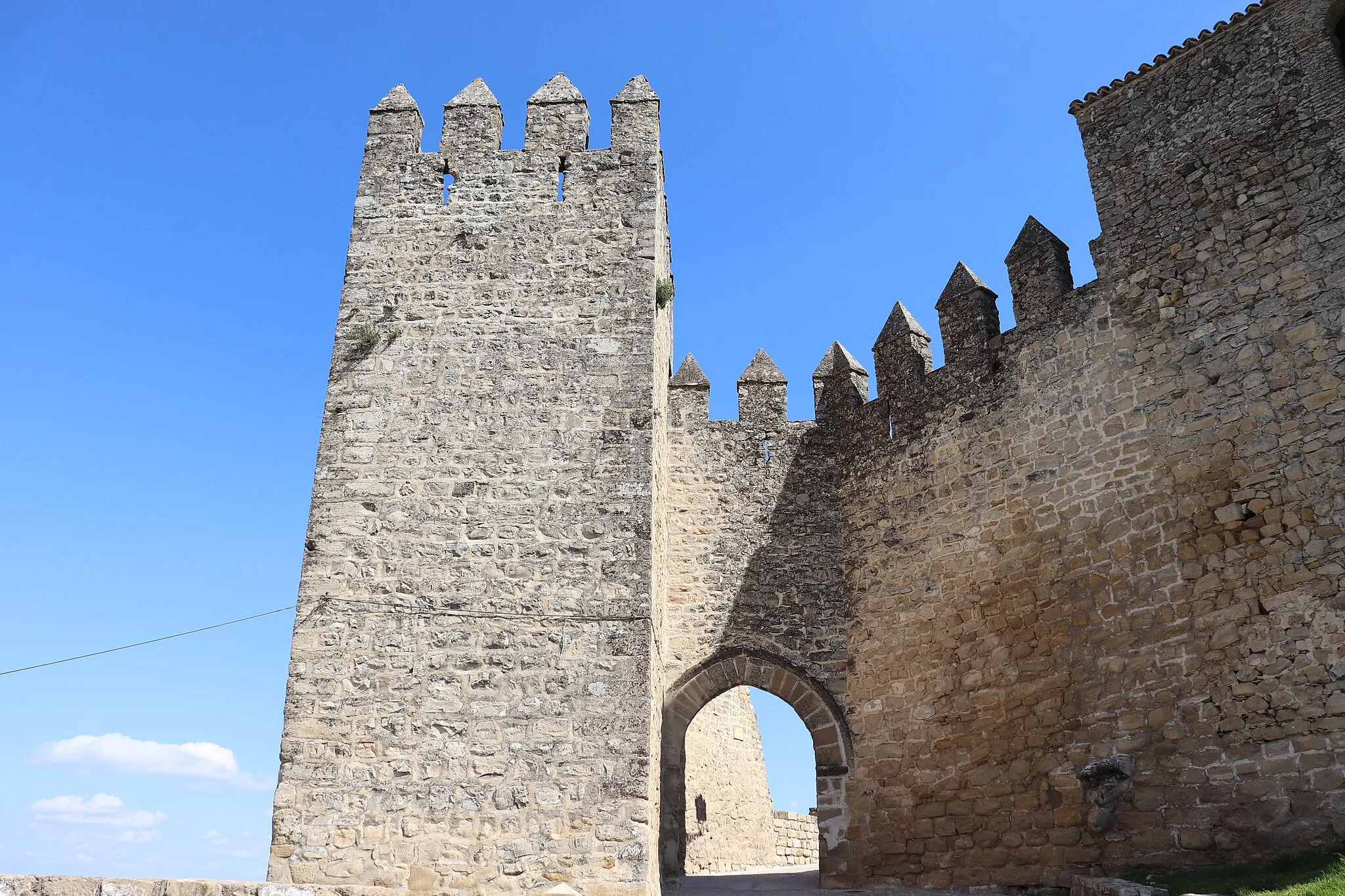 Photo showing: Arco de piedra que constituye una de las tres puertas de la muralla de Sabiote.