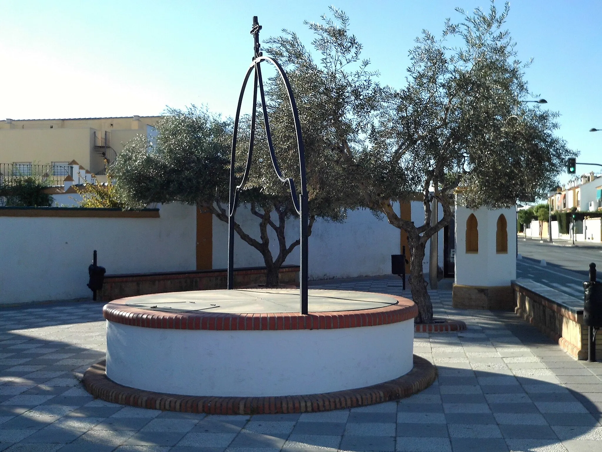 Photo showing: Plaza del Humilladero de la localidad de salteras. Al fondo a la derecha está el humilladero y en primer plano hay un pozo