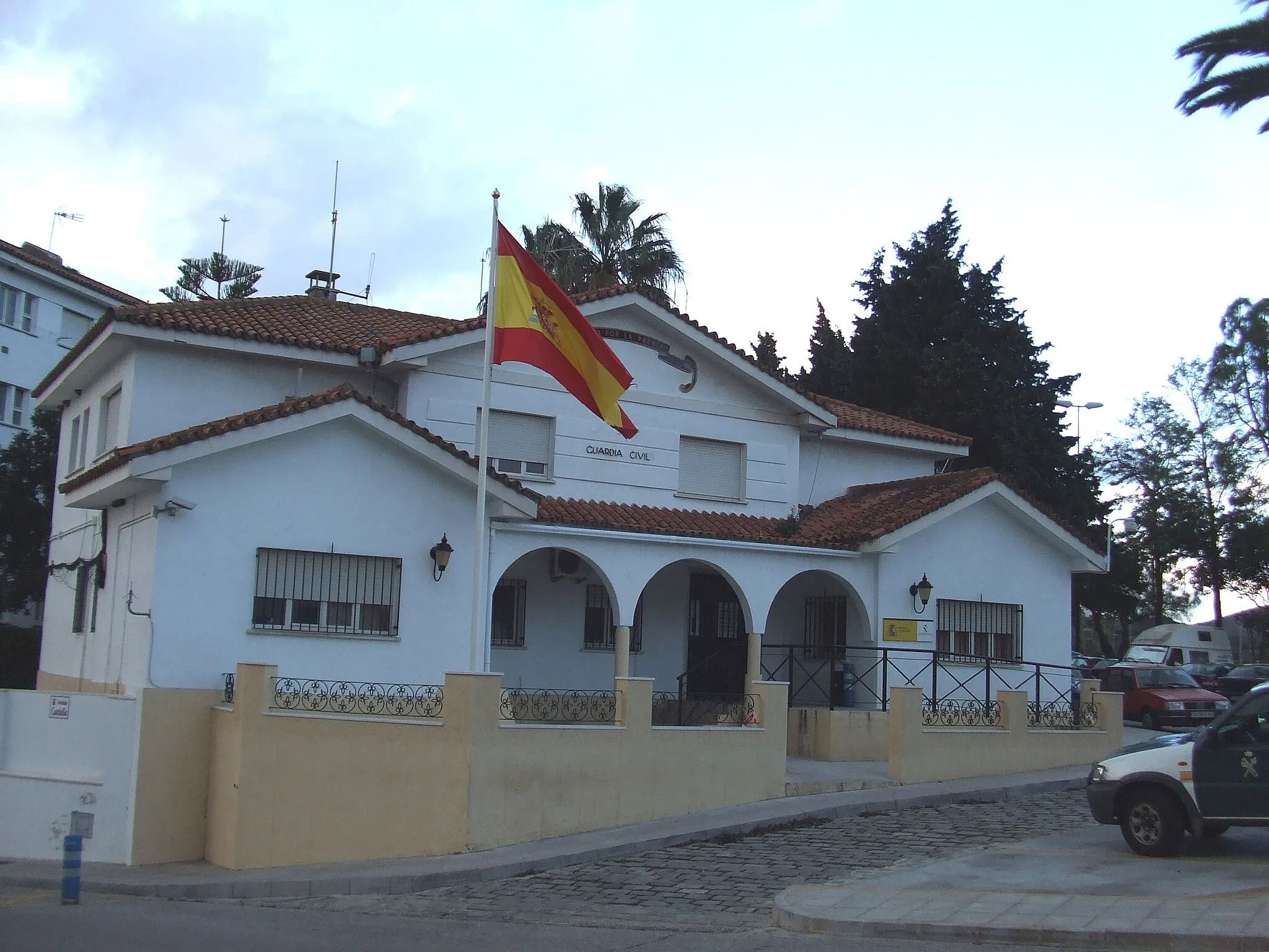 Photo showing: Casa Cuartel de la Guardia Civil de San Roque, situada en la Avenida Castiella, número 2, junto al Parque Cuatro Vientos.