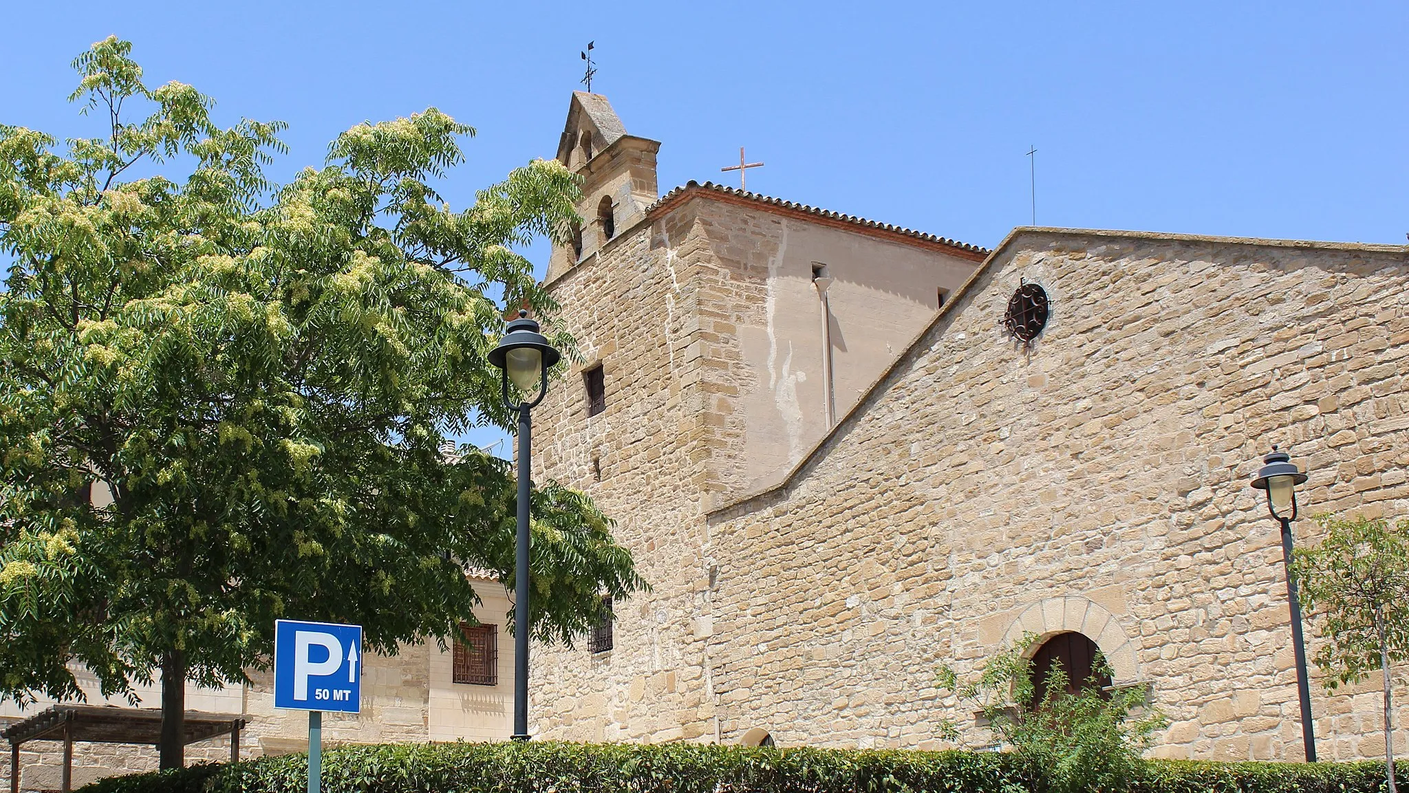 Photo showing: Vista general de la iglesia de Santo Tomás Apóstol y de su plaza. Santo Tomé, Jaén.