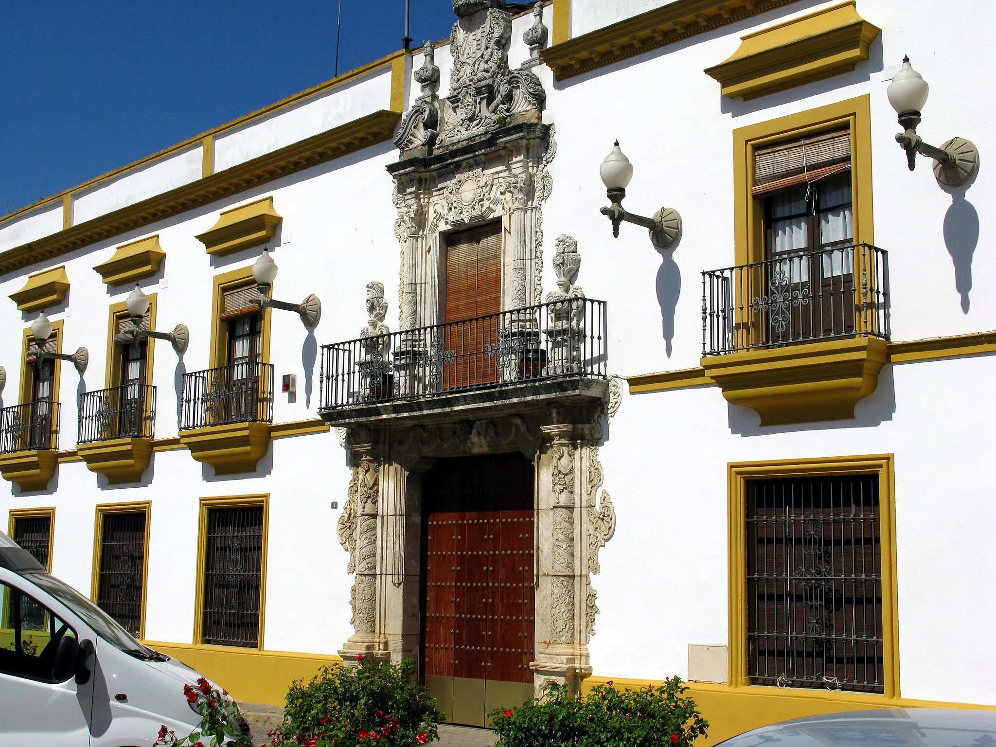 Photo showing: Fachada principal del Ayuntamiento de Utrera (Sevilla, España). Antiguo palacio de Vistahermosa. Su portada rococó es de 1730. En su interior podemos destacar sus salones románticos e historicistas.