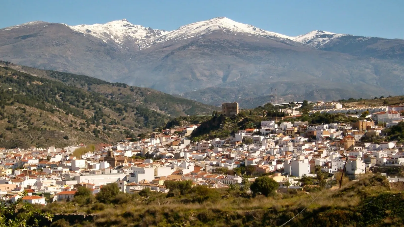 Photo showing: Vélez de Benaudalla avec en arrière plan la Sierra Nevada