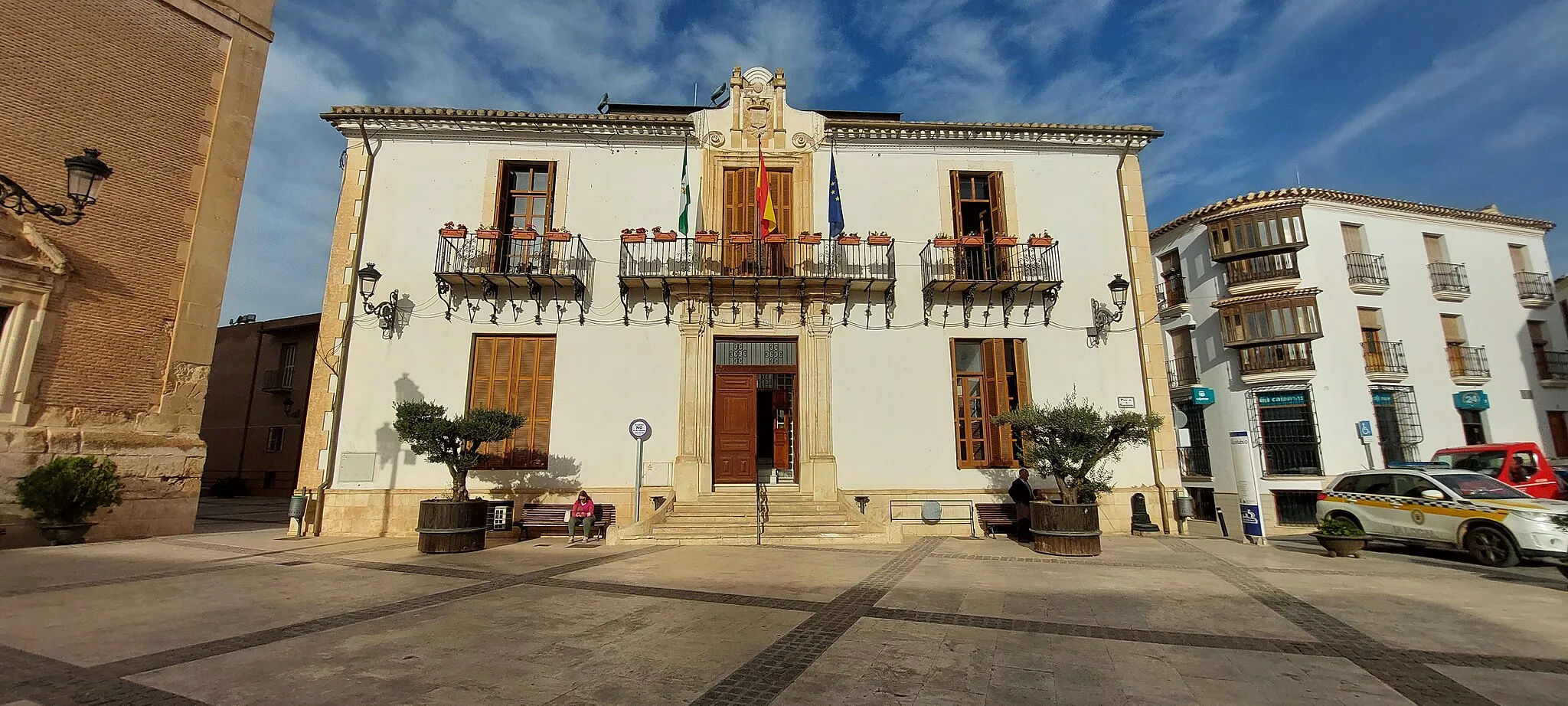 Photo showing: Casa Consistorial donde se aloja el Ayuntamiento del municipio de Vélez Rubio en laprovincia de Almería. A su izquierda podemos ver la Iglesia de la Encarnación