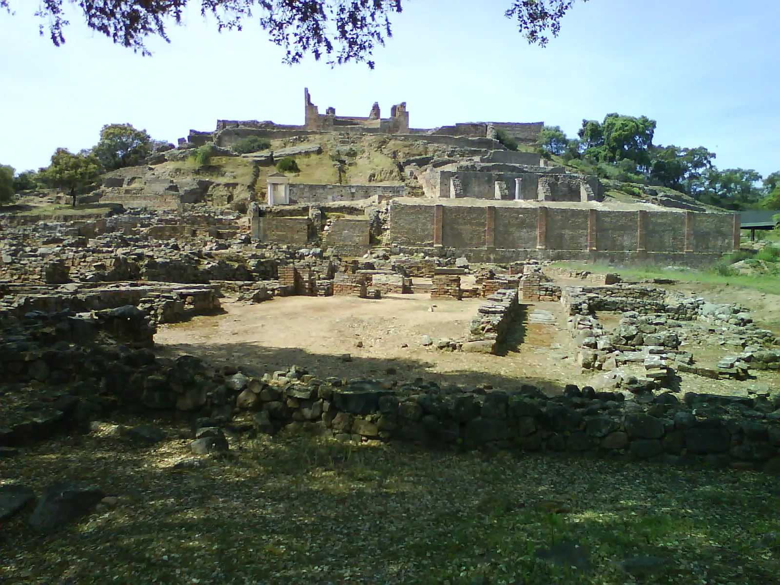 Photo showing: Vista general de las Ruinas de Munigua, se pueden observar los diferentes niveles de terrazas.