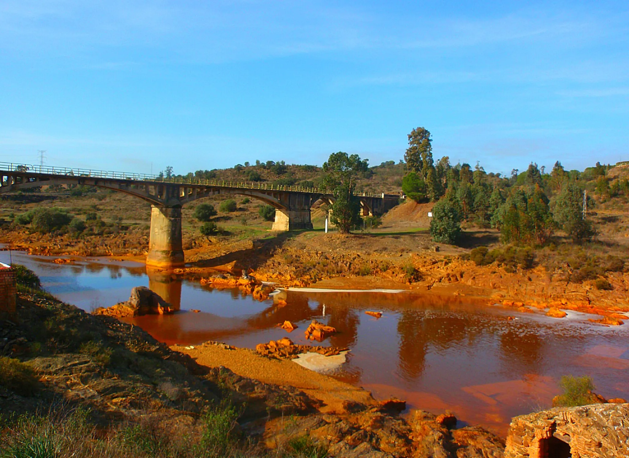 Photo showing: Vista del Puente Gadea sobre el río Tinto, Villarrasa (Huelva). Antiguamente en las cercanías se hallaba situada la estación de Gadea, del ferrocarril de Riotinto.