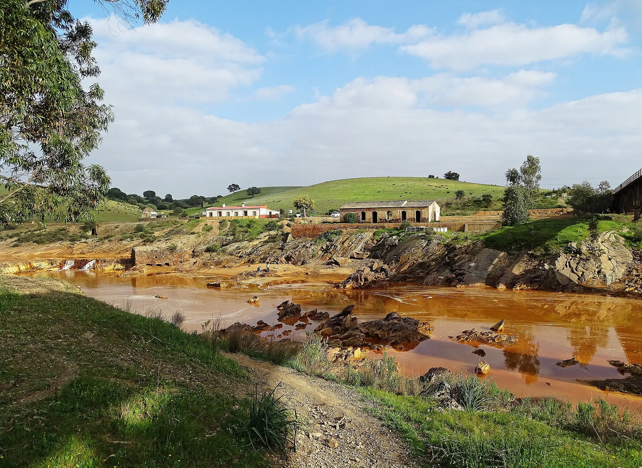 Photo showing: Viviendas y edificios auxiliares de la estación de Gadea, perteneciente al histórico ferrocarril de Riotinto. En primer plano el cauce del río Tinto.