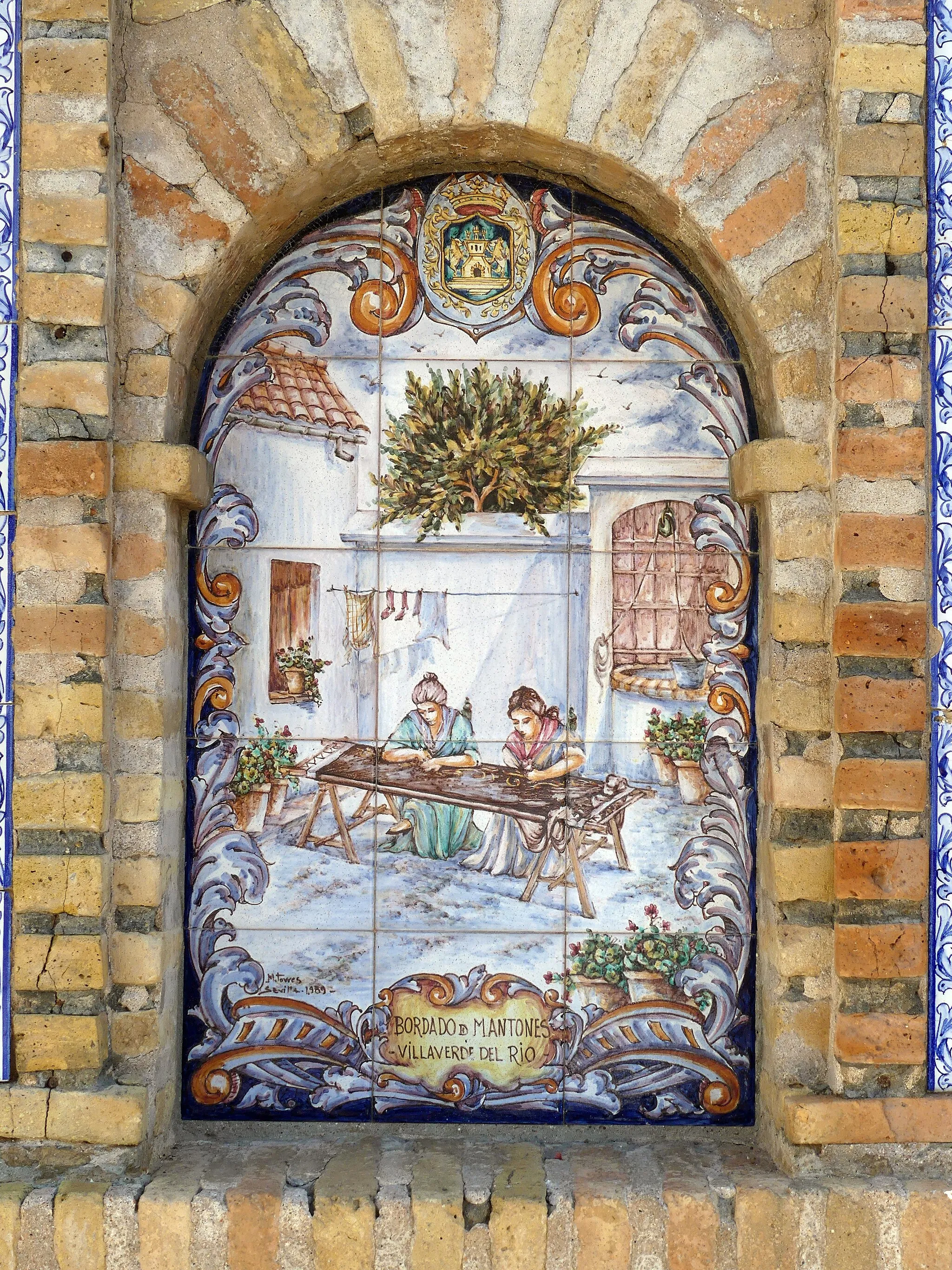 Photo showing: Azulejo que muestra el bordado de mantones. Plaza Andalucía. Villaverde del Río, provincia de Sevilla, Andalucía, España.