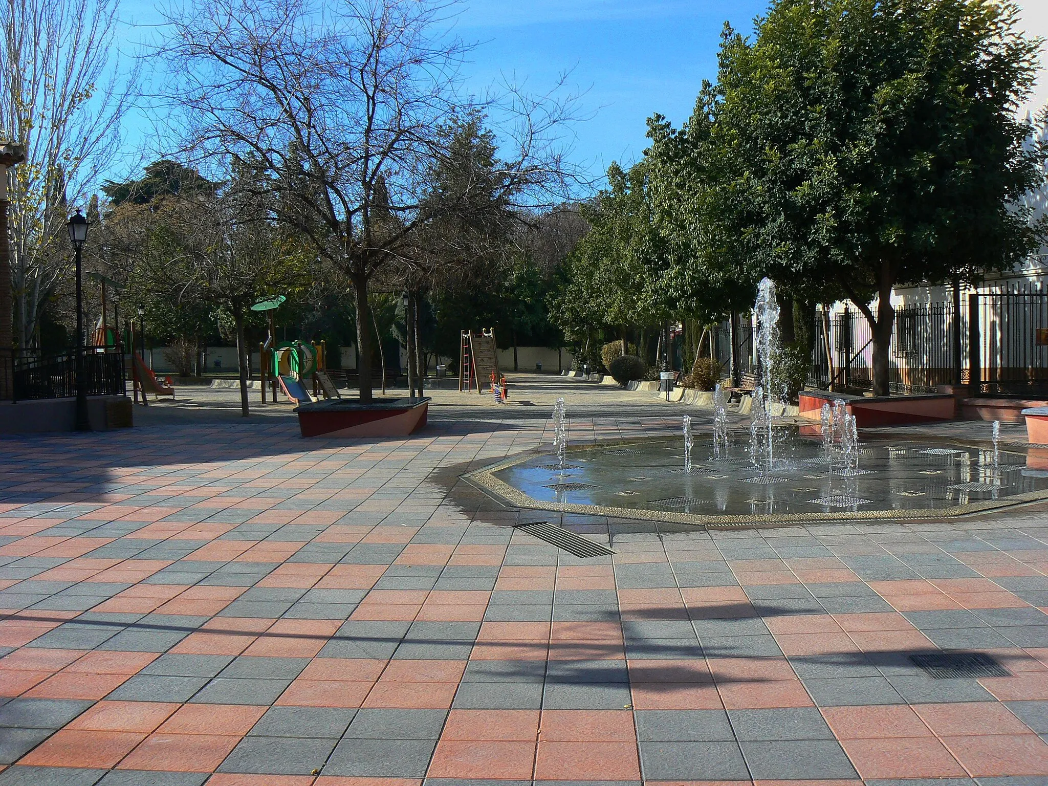 Photo showing: Antigua Plaza Juan Carlos I ahora incluída dentro del Parque de La Encina. En toda la extensión del parque se encuentra prohíbido el jugar a la pelota y montar en bicicleta. Los columpios instalados al fondo de la imagen pueden ser utilizados por los niños pequeños.