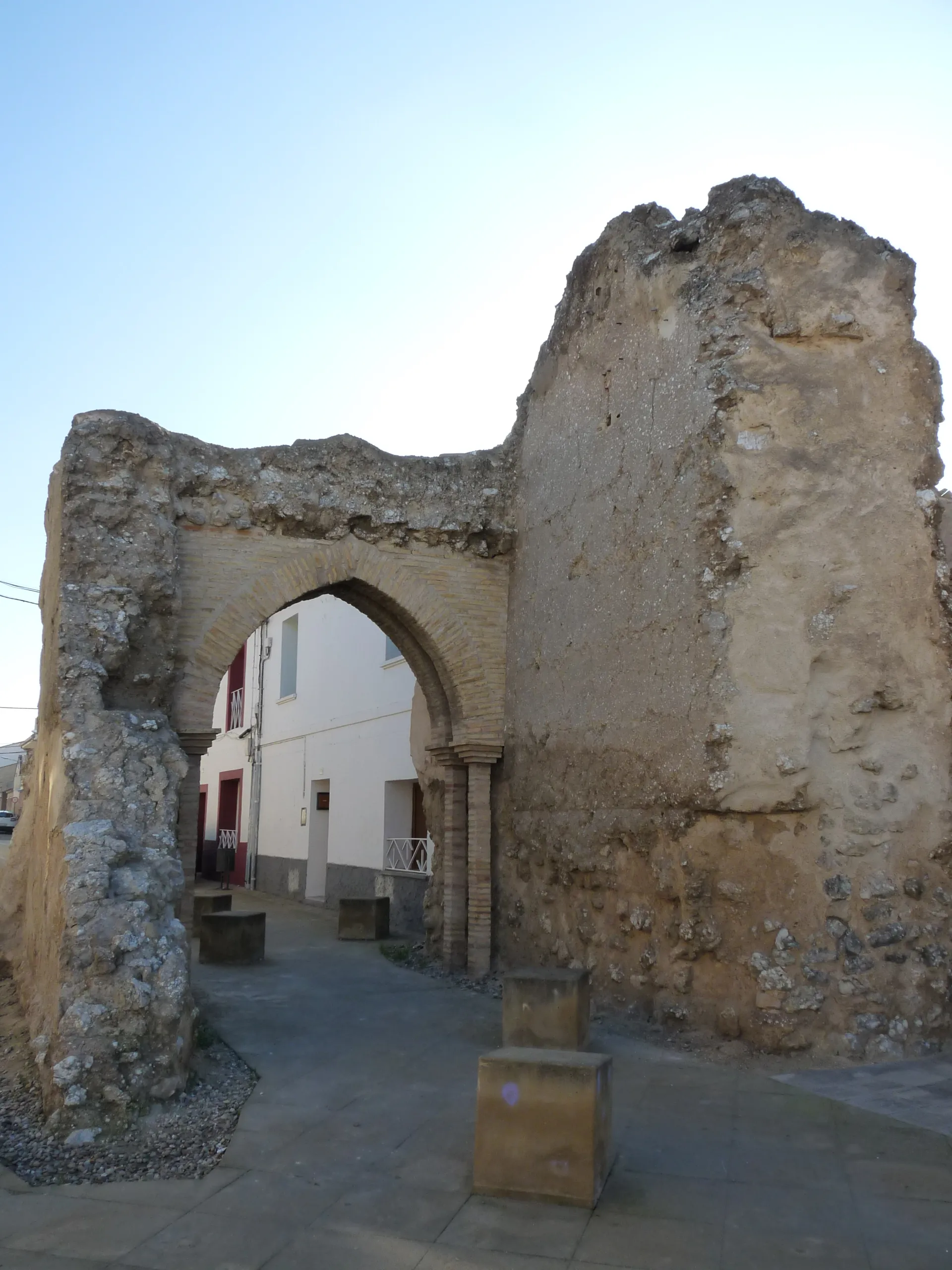 Photo showing: Alfajarín - Portaza s. XIV - Exterior de la puerta de acceso a Alfajarín en la muralla.