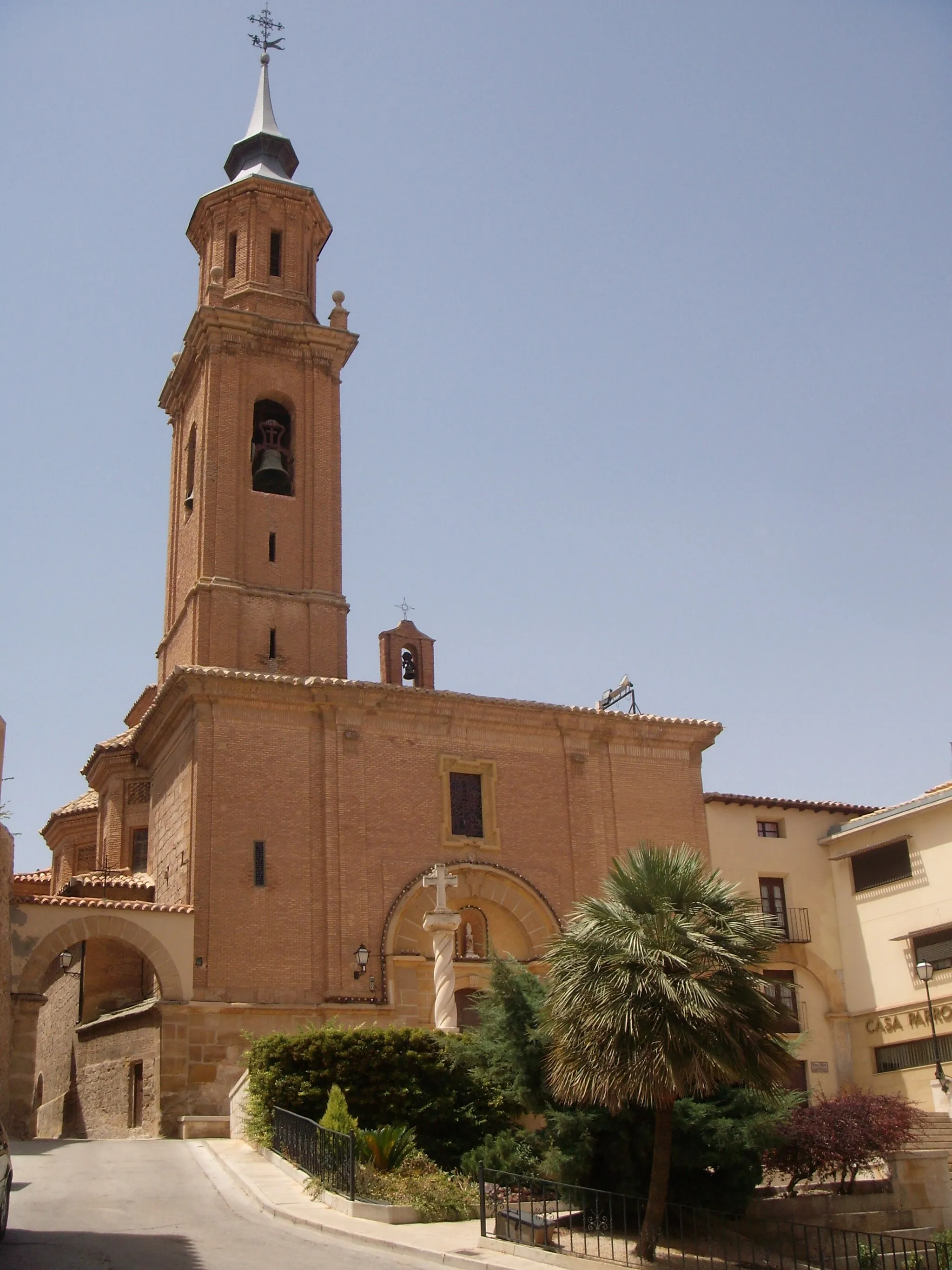 Photo showing: Vista de la Plaza del Pilar de Calanda, con el Templo del Pilar y la Casa-Museo de Miguel Pellicer -a la derecha-