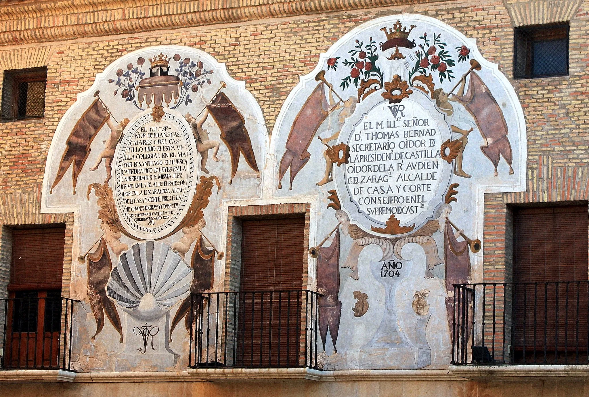 Photo showing: Ayuntamiento de Calanda (Teruel): frescos de la fachada lateral.