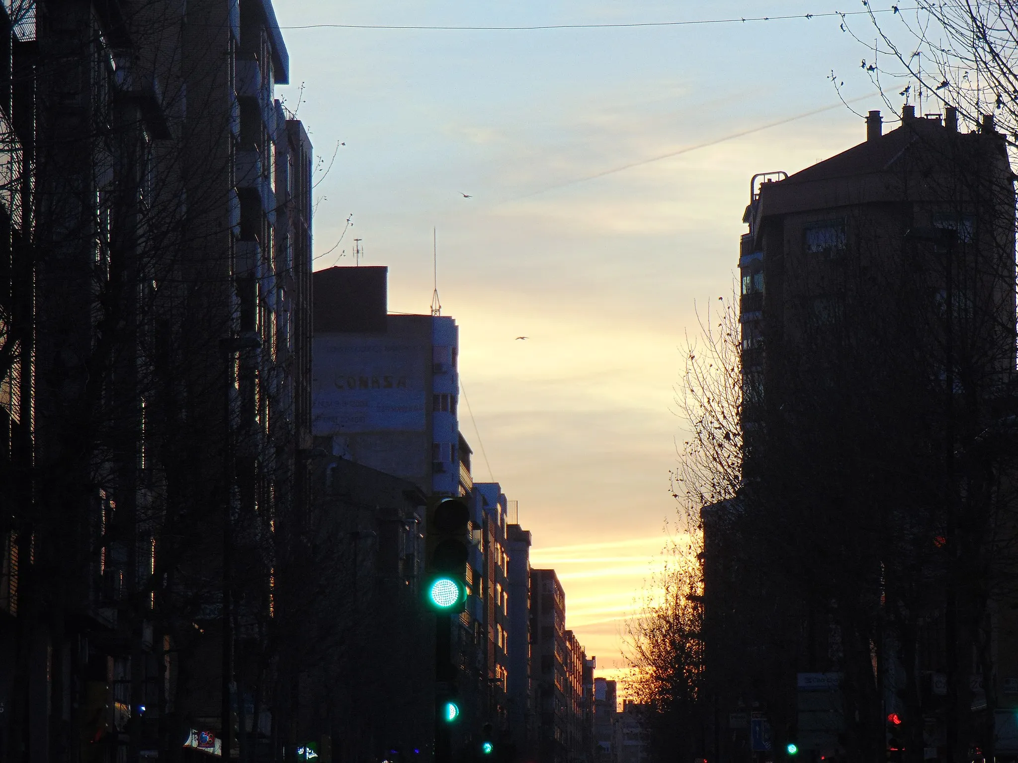 Photo showing: El ocaso visto desde la Avenida Madrid de Zaragoza.