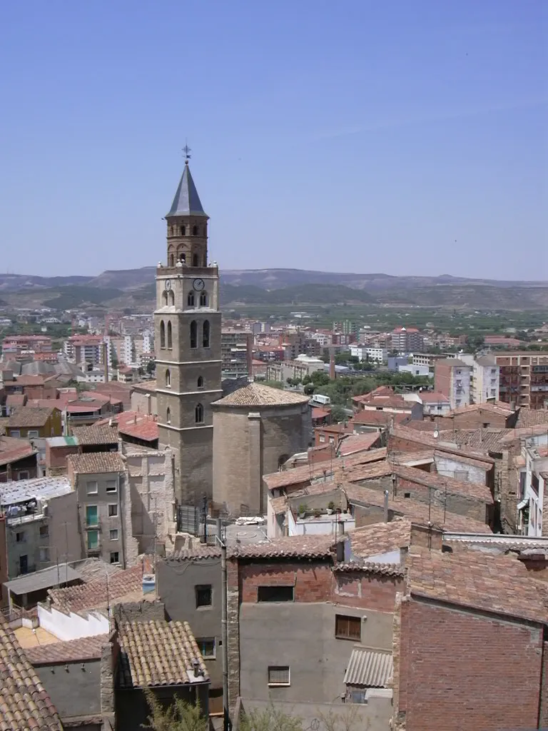 Photo showing: Vista general de Fraga con iglesia de san Pedro en el centro. Al fondo, Fraga la nova.