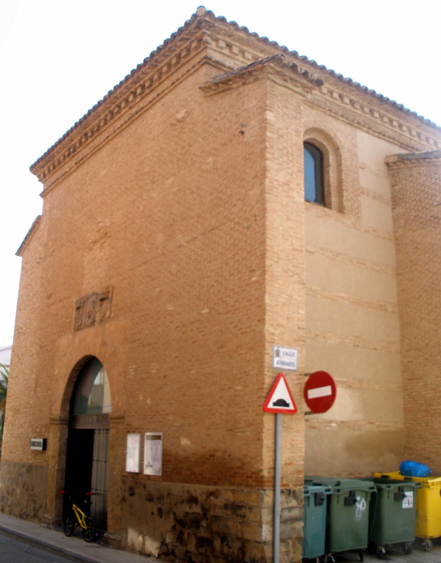 Photo showing: La Almunia de Doña Godina (Zaragoza): Biblioteca Pública, antigua Iglesia de San Juan de Jerusalén