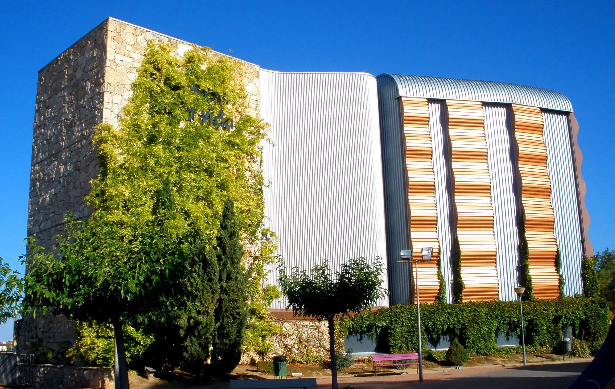 Photo showing: El Museo de la Vida de La Muela (Zaragoza), dedicado a la evolución biológica y humana. Inaugurado en 2007, echó el cierre en 2011 a raíz de sufrir cortes del suministro de luz motivados por el impago de facturas