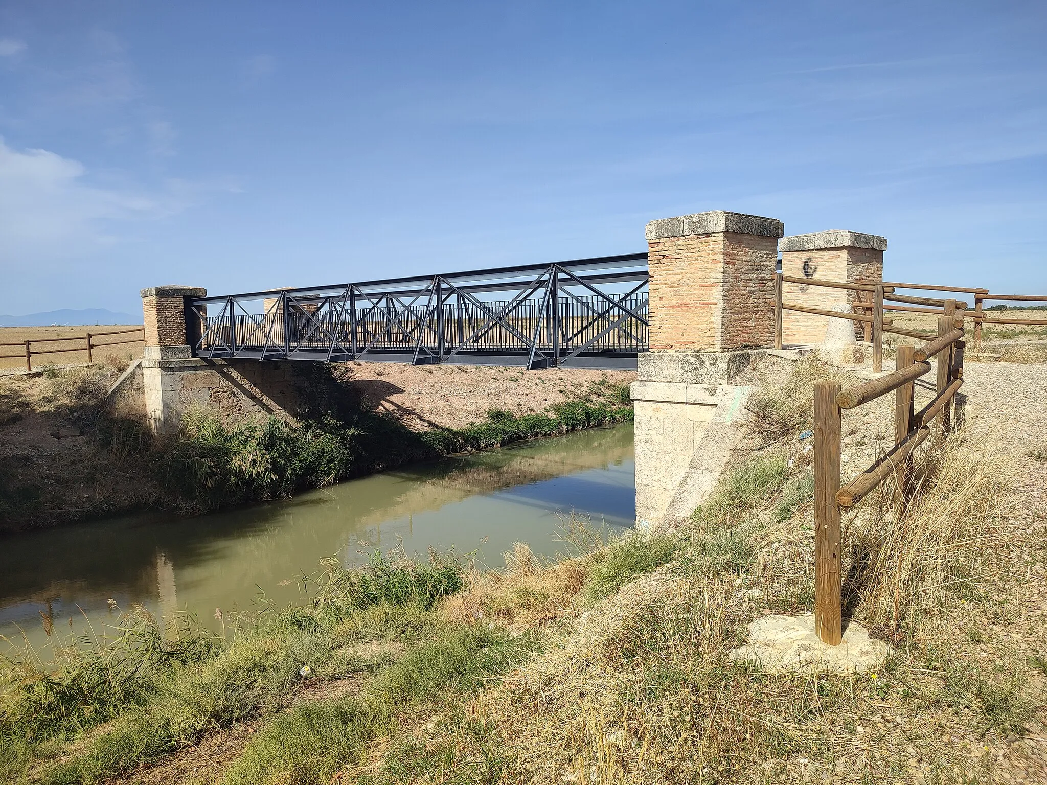 Photo showing: Puente peatonal de hierro y tablas sobre el Canal Imperial de Aragón (Bien de Interés Cultural ARI-53-0000522), un canal de agua hoy dedicado al riego.