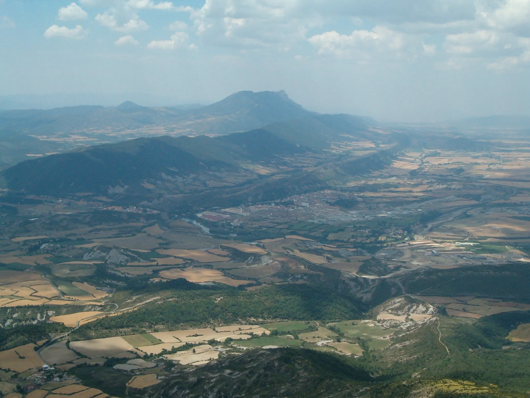 Photo showing: Vista de Sabiñánigo desde Santa Orosia con el Monte Oroel al fondo