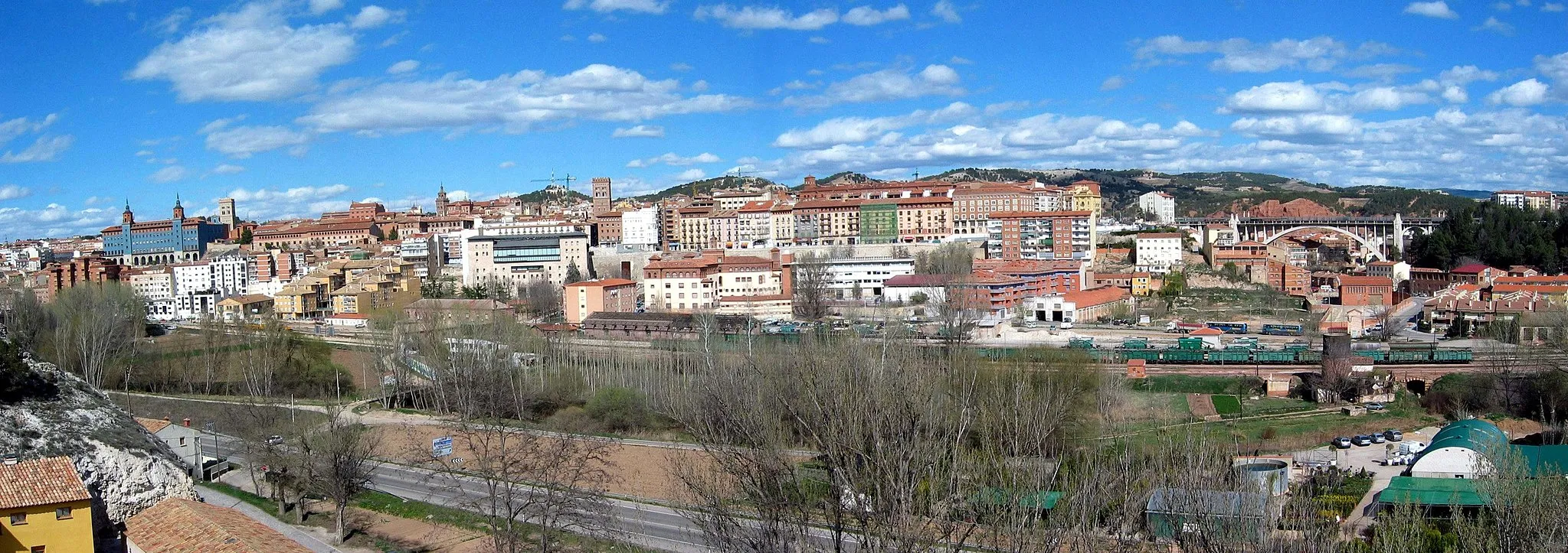 Photo showing: Vista panorámica (occidental) de la ciudad de Teruel, entre el seminario diocesano (izquierda) y el viaducto viejo (derecha), año 2006.