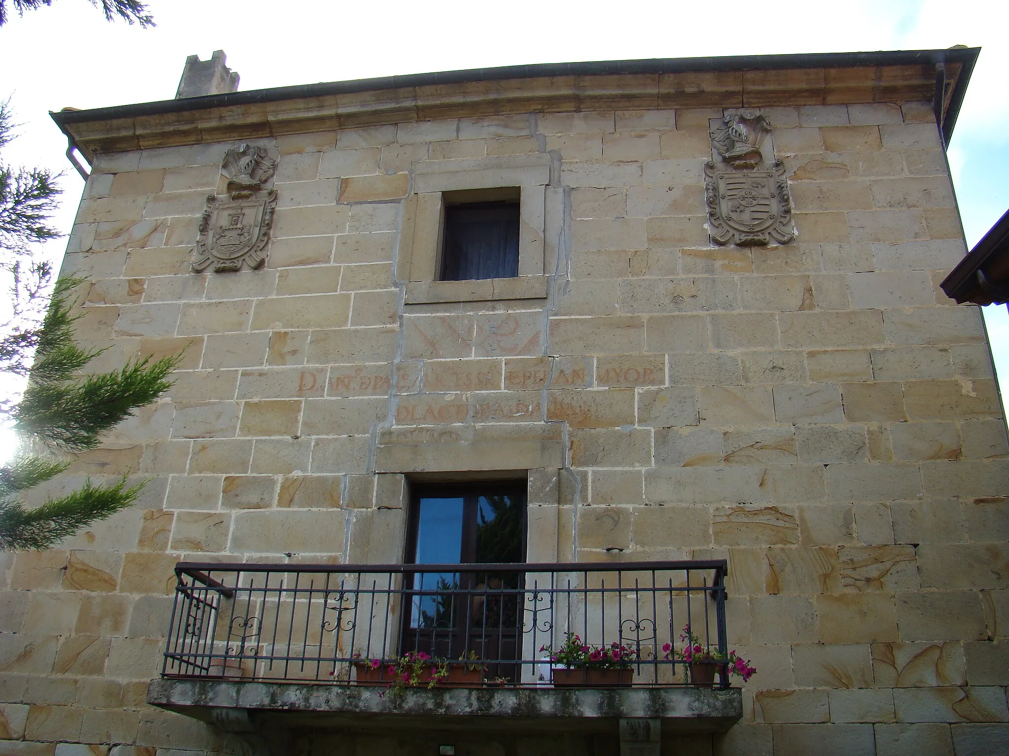 Photo showing: Noble house with coats of arms in Bárcena de Cicero, municipality of the same name in Cantabria, Spain.