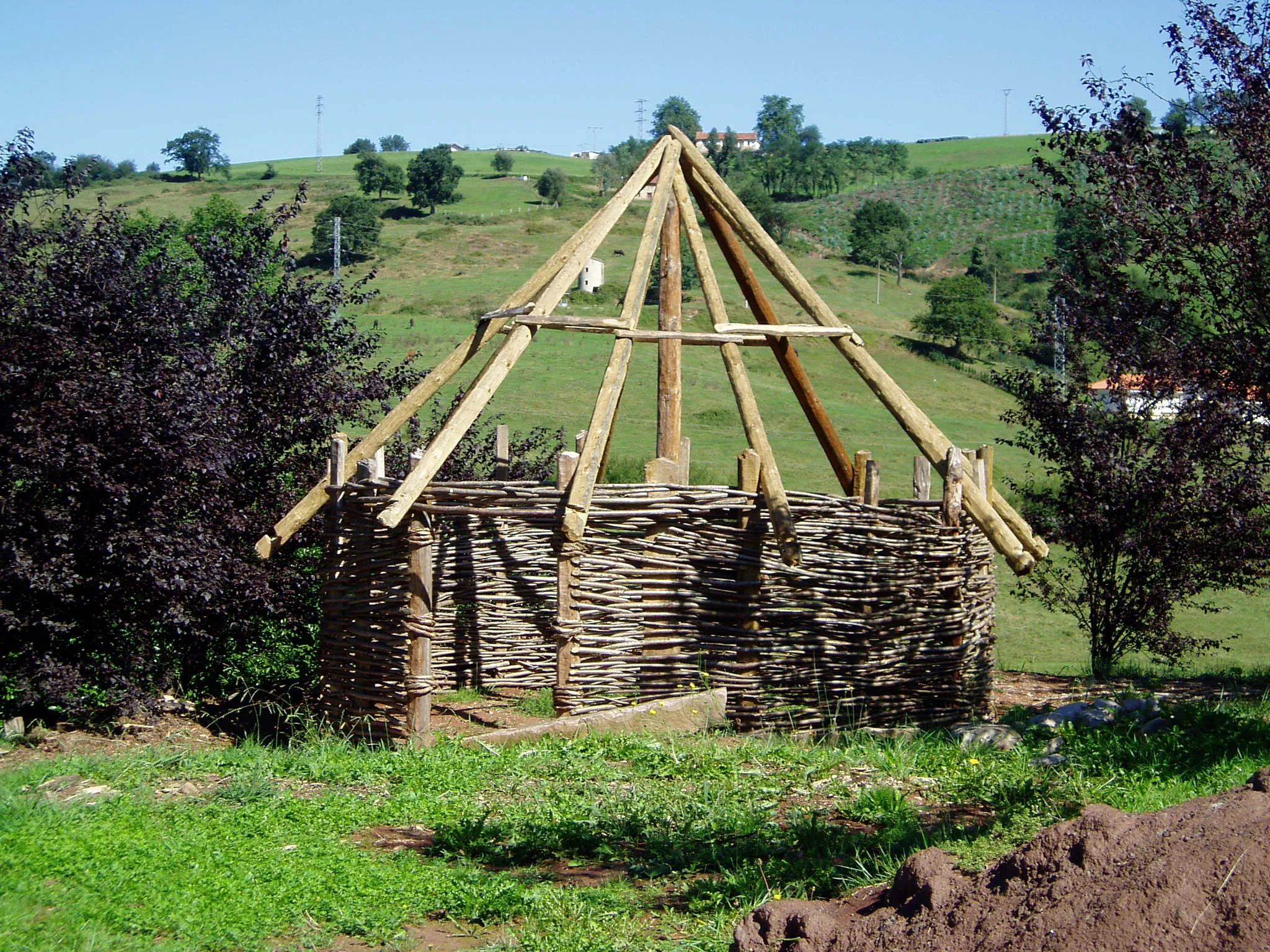 Photo showing: Construcción de cabaña en el poblado cántabro de Cabezón de la Sal