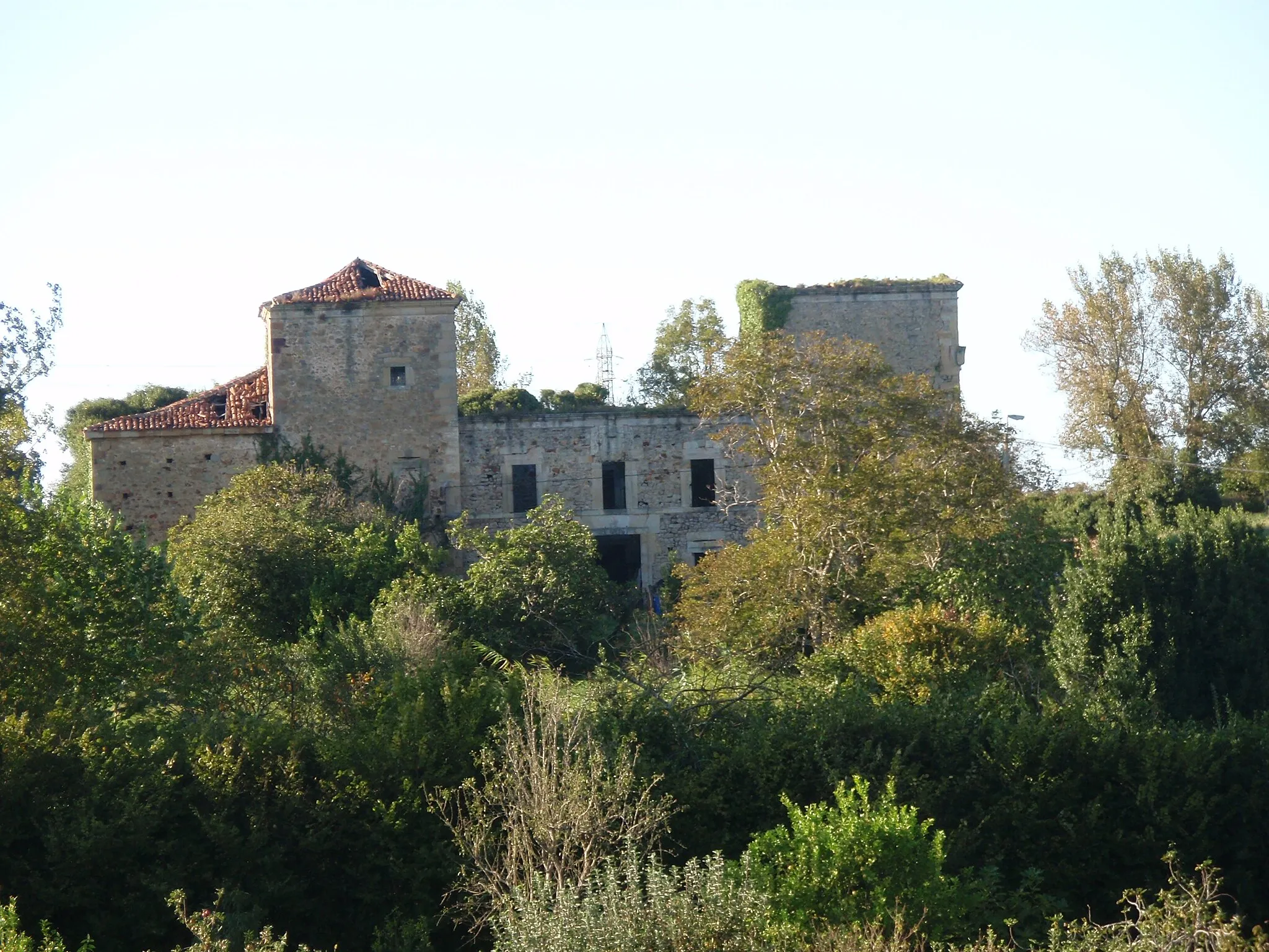 Photo showing: Exterior del abandonado, Palacio o Torre del Condestable de Colindres. Barrio de San Juan  en Colindres (Cantabria)