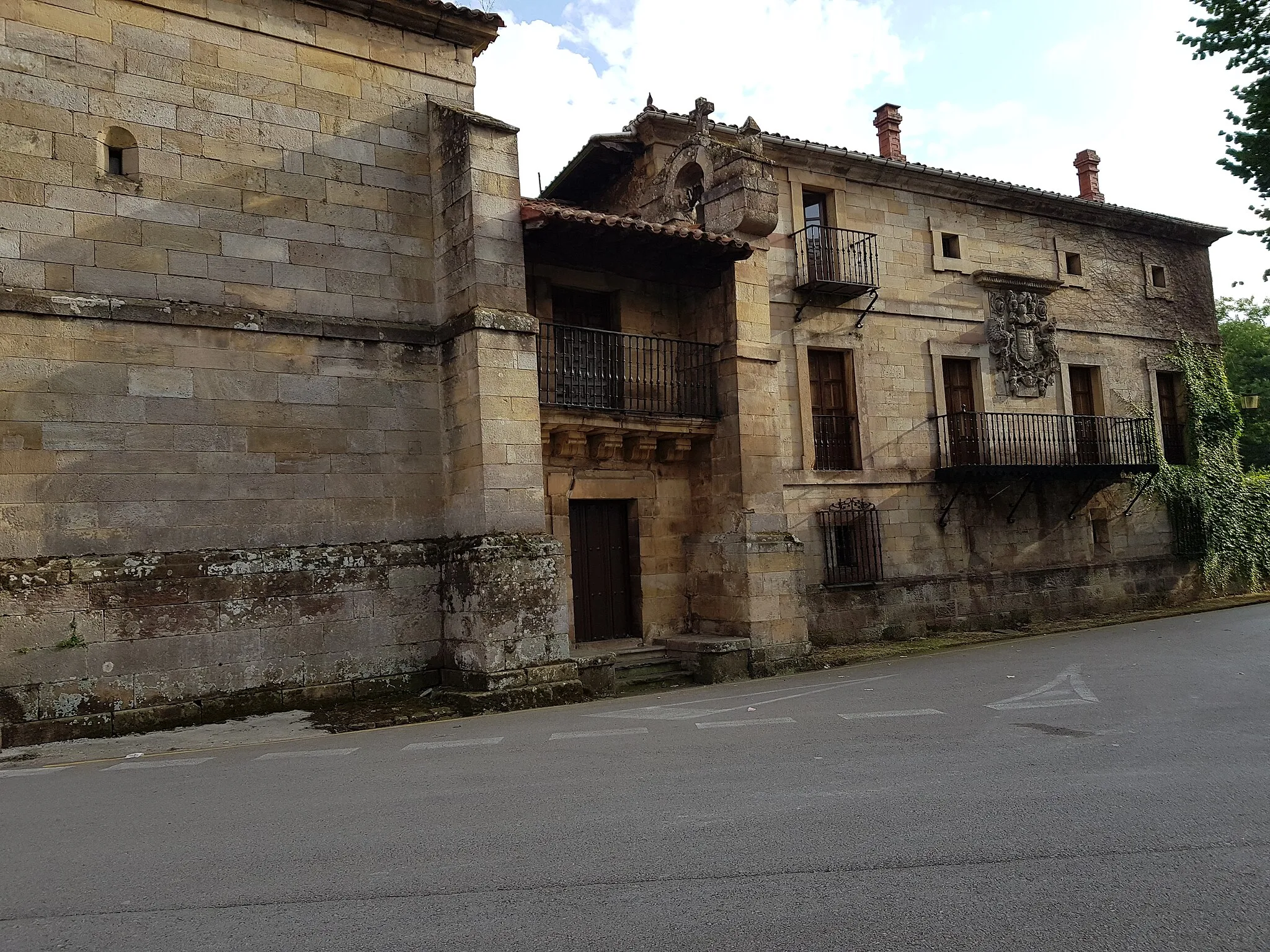 Photo showing: Vista de la fachada principal de la casona.