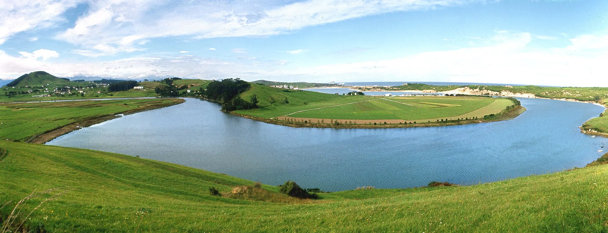 Photo showing: Ría [estuary / sea inlet] of Mogro. Piélagos / Miengo, Cantabria, Spain.
In the fields on the opposite shore there is nowadays a golf course