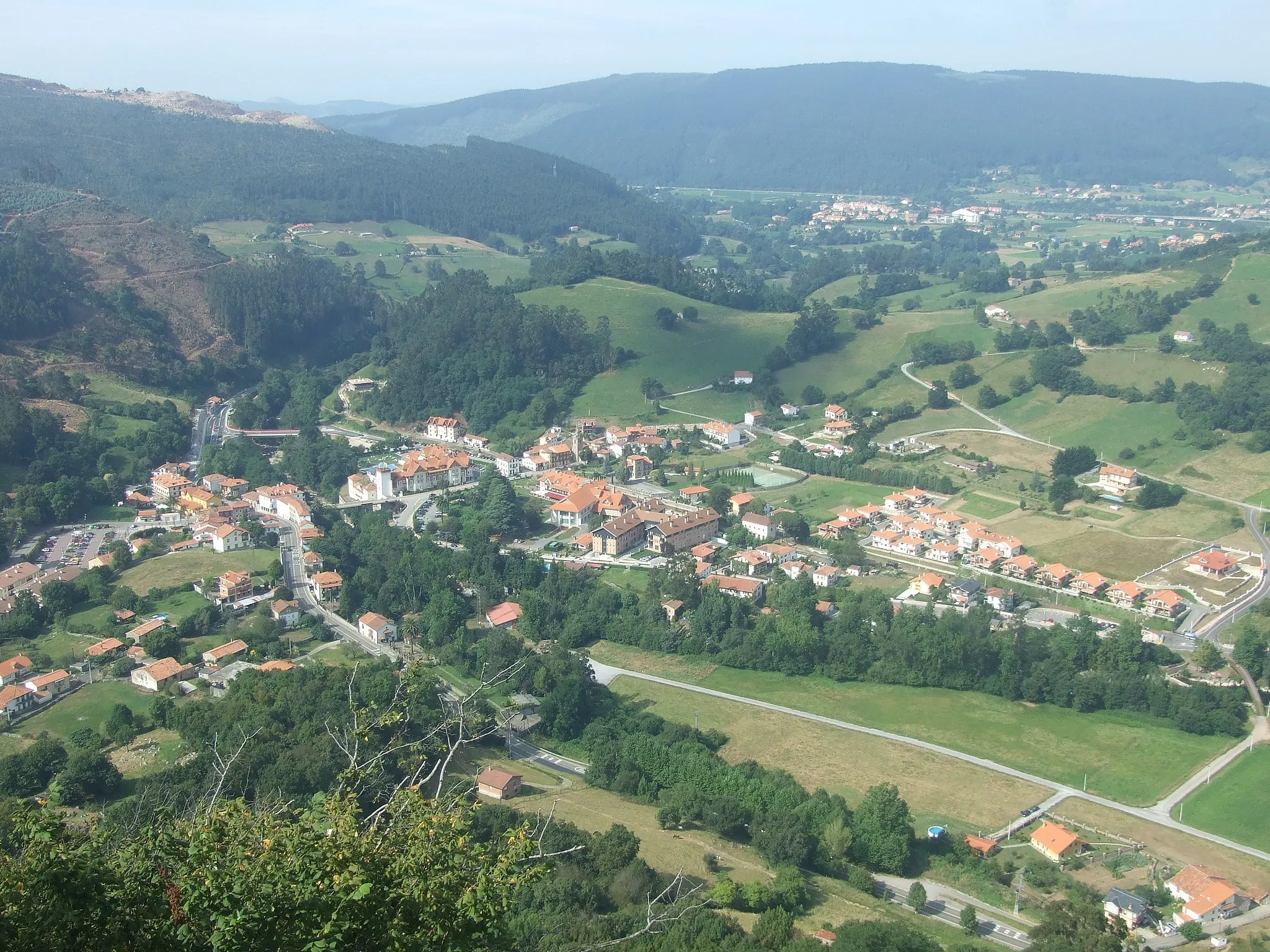 Photo showing: Vista del pueblo de Puente Viesgo, Cantabria
