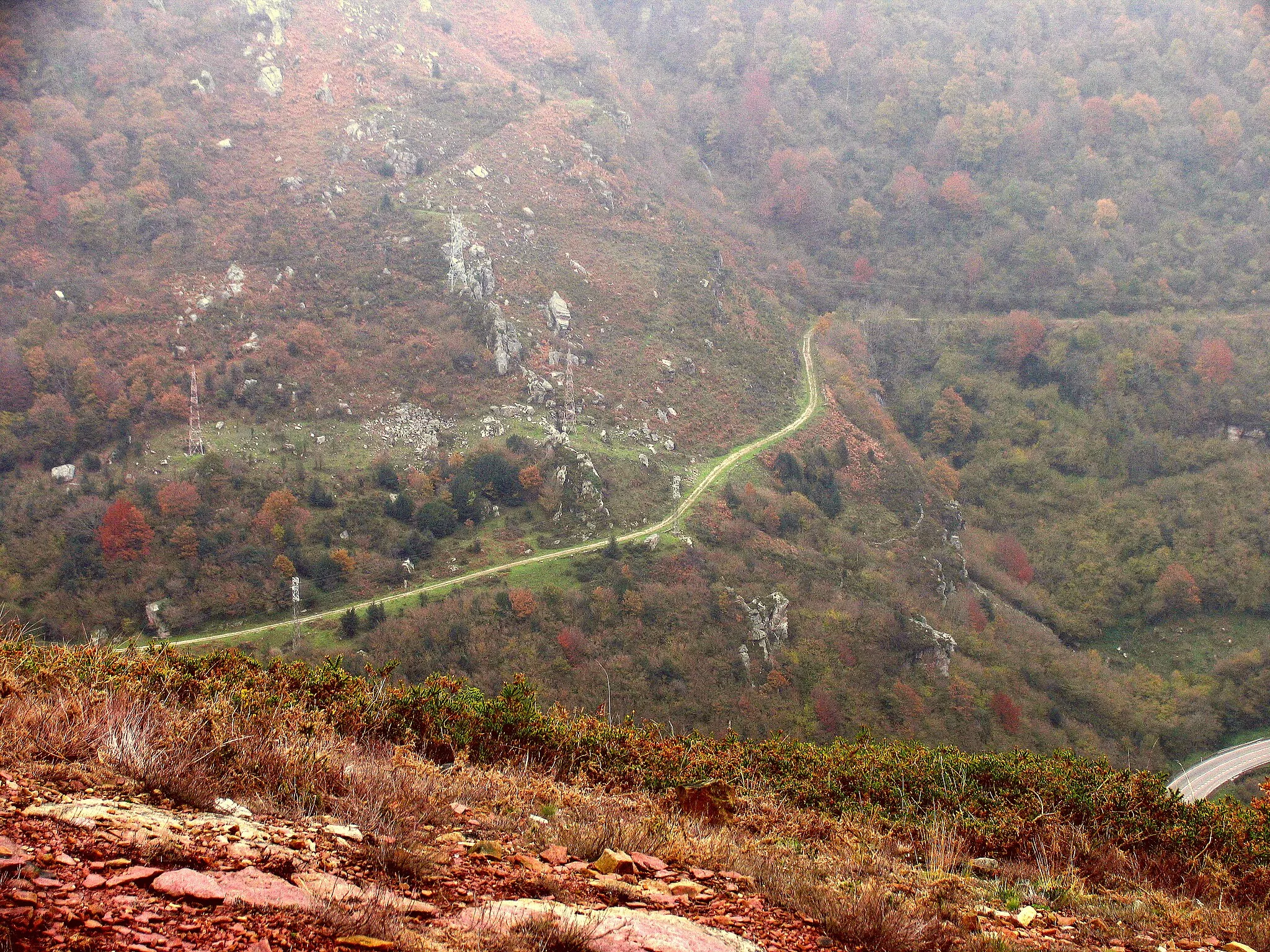 Photo showing: Camino Real de Las Hoces. Tramo del camino en el municipio de Bárcena de Pie de Concha. Coordenadas del punto de toma de la vista: Latitud 43.101484°, Longitud -4.066911°