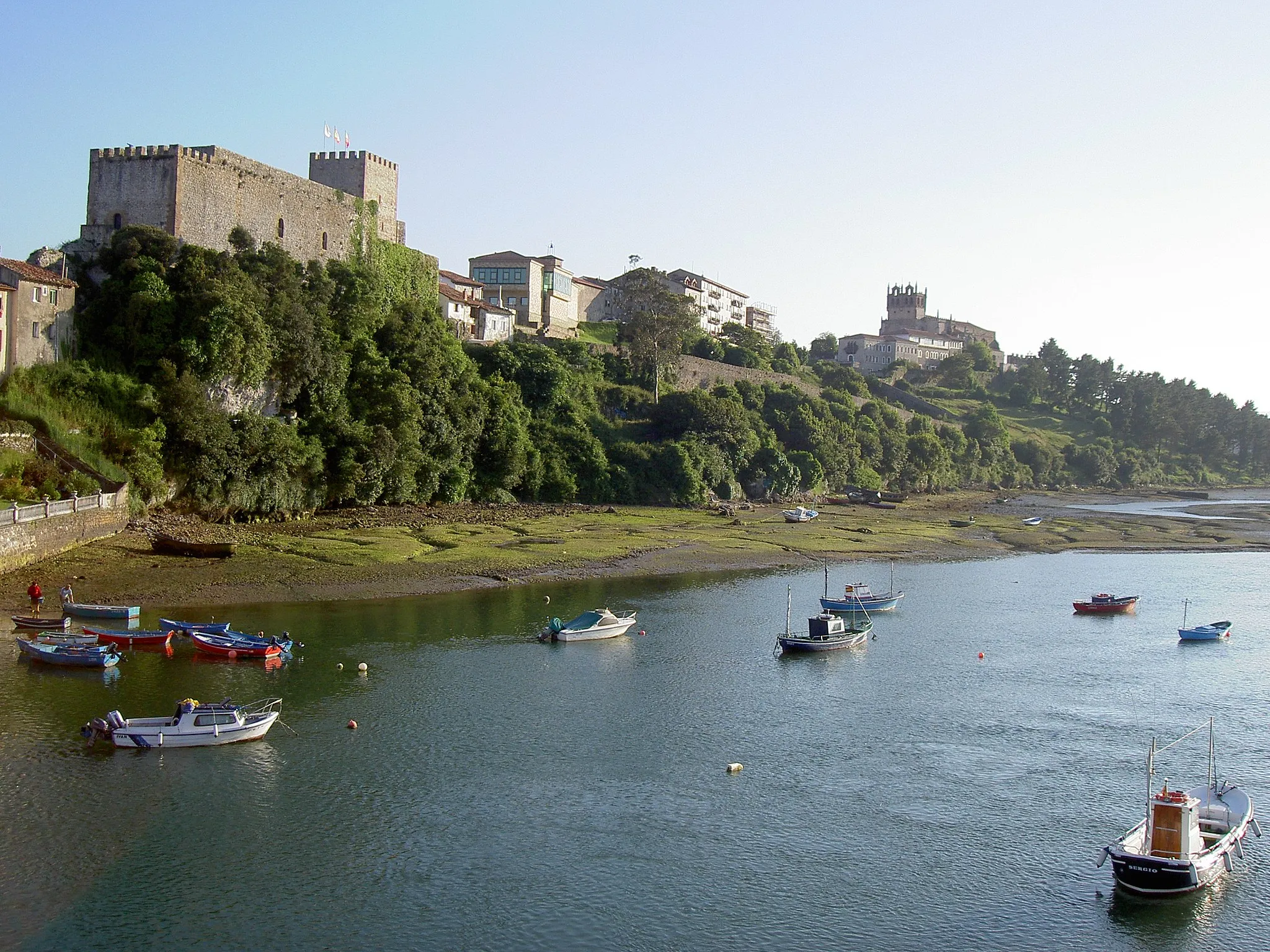 Photo showing: Burg und Kirche von San Vicente de la Barquera