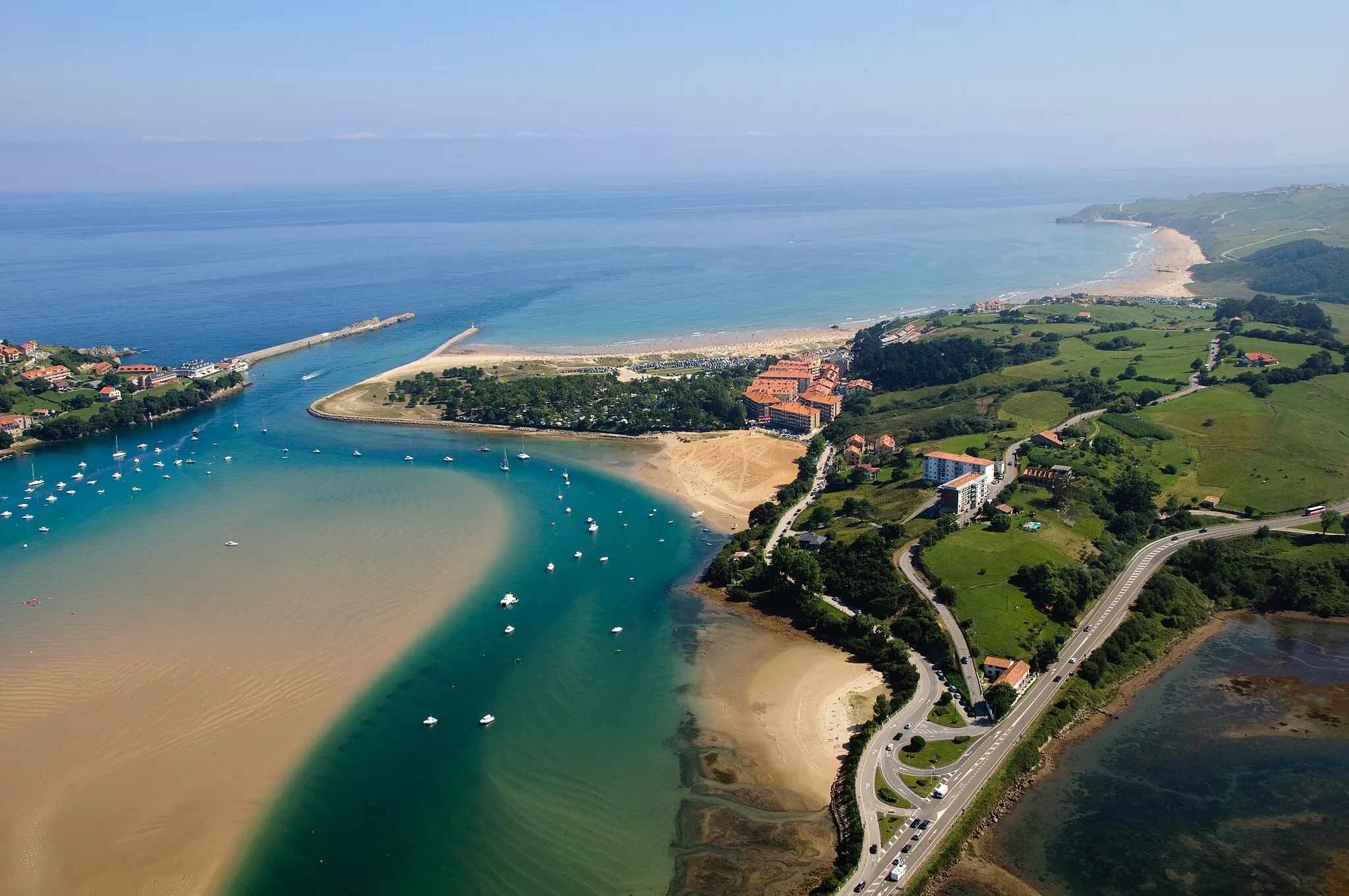 Photo showing: Aerial view of the estuary of San Vicente de la Barquera (Cantabria, Spain).