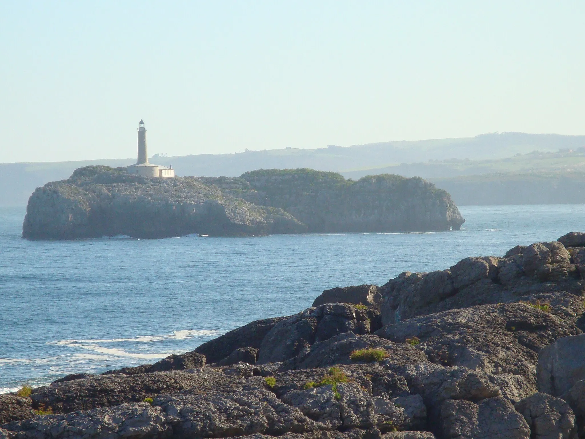 Photo showing: Faro de la Isla de Mouro, frente a la ciudad de Santander