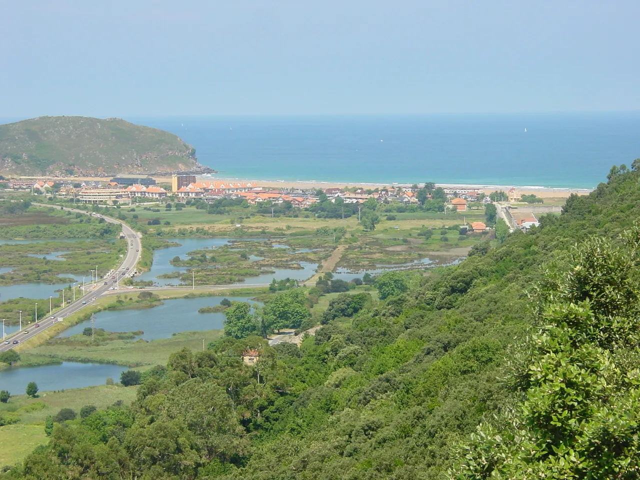 Photo showing: Santoña (Cantabria). Las marismas vistas desde el monte. Al fondo la playa de Berria.