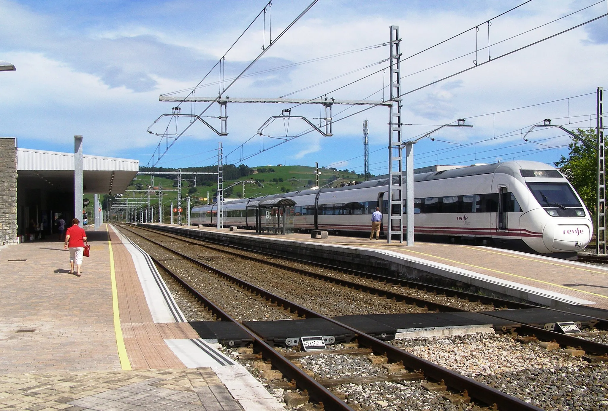 Photo showing: Alvia S-120 waiting in 2nd platform (Adif railway station, Tanos-Torrelavega)