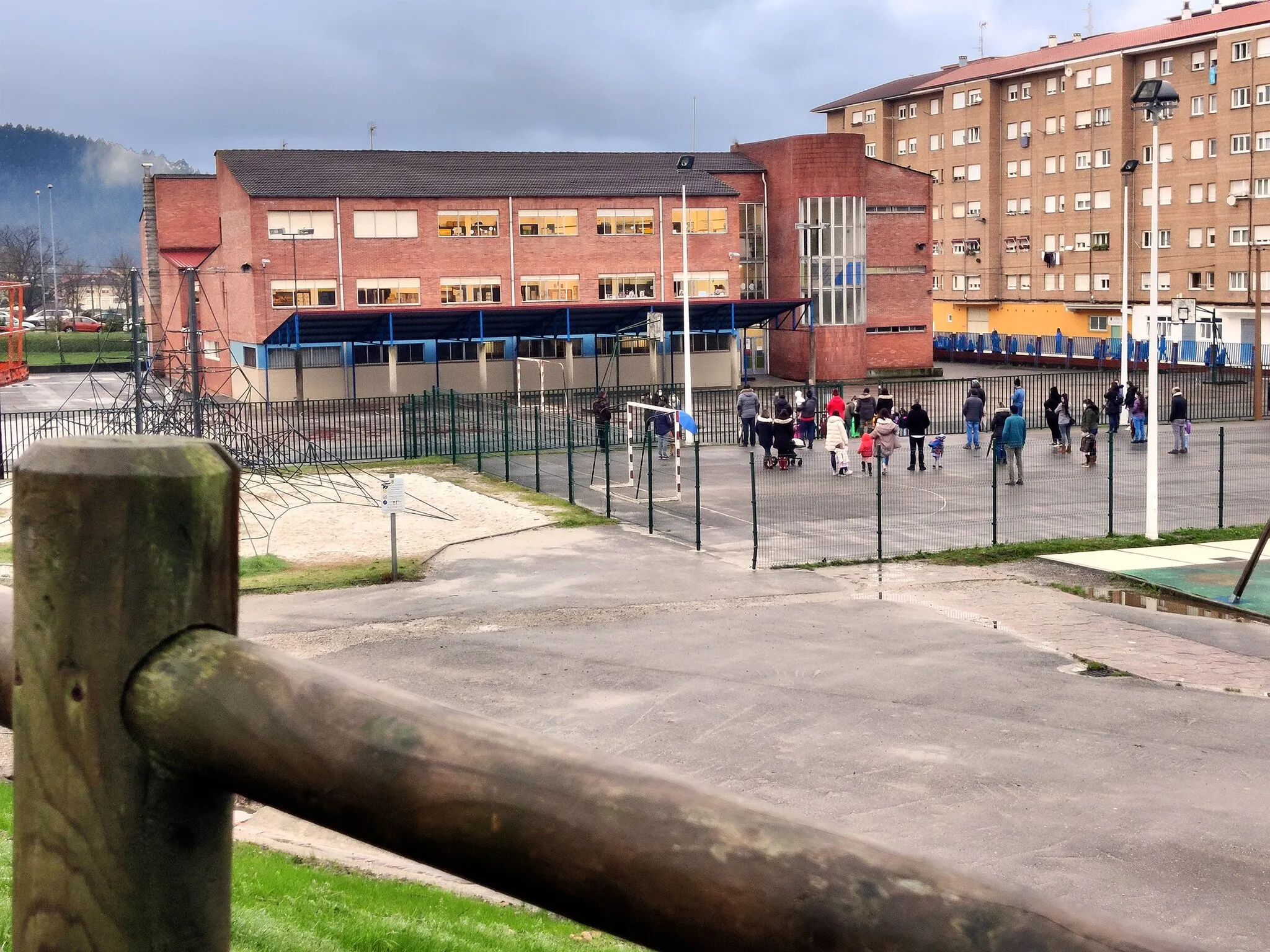 Photo showing: Colegio de educación infantil y primaria José Luis Hidalgo. Barrio de Nueva Ciudad. Torrelavega (España).