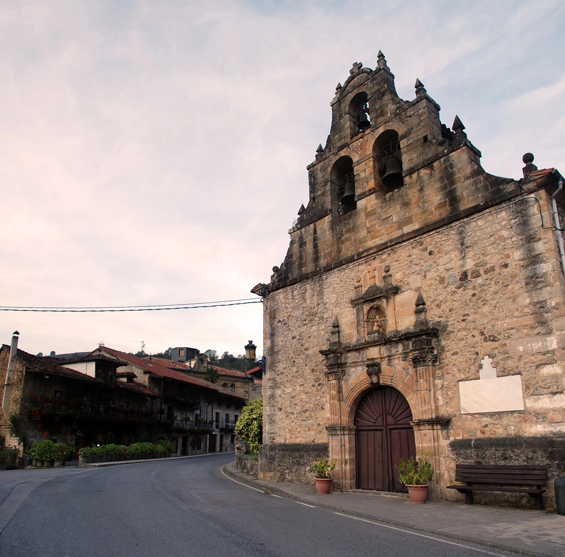 Photo showing: Church of Saint Martin (Villacarriedo, Cantabria).