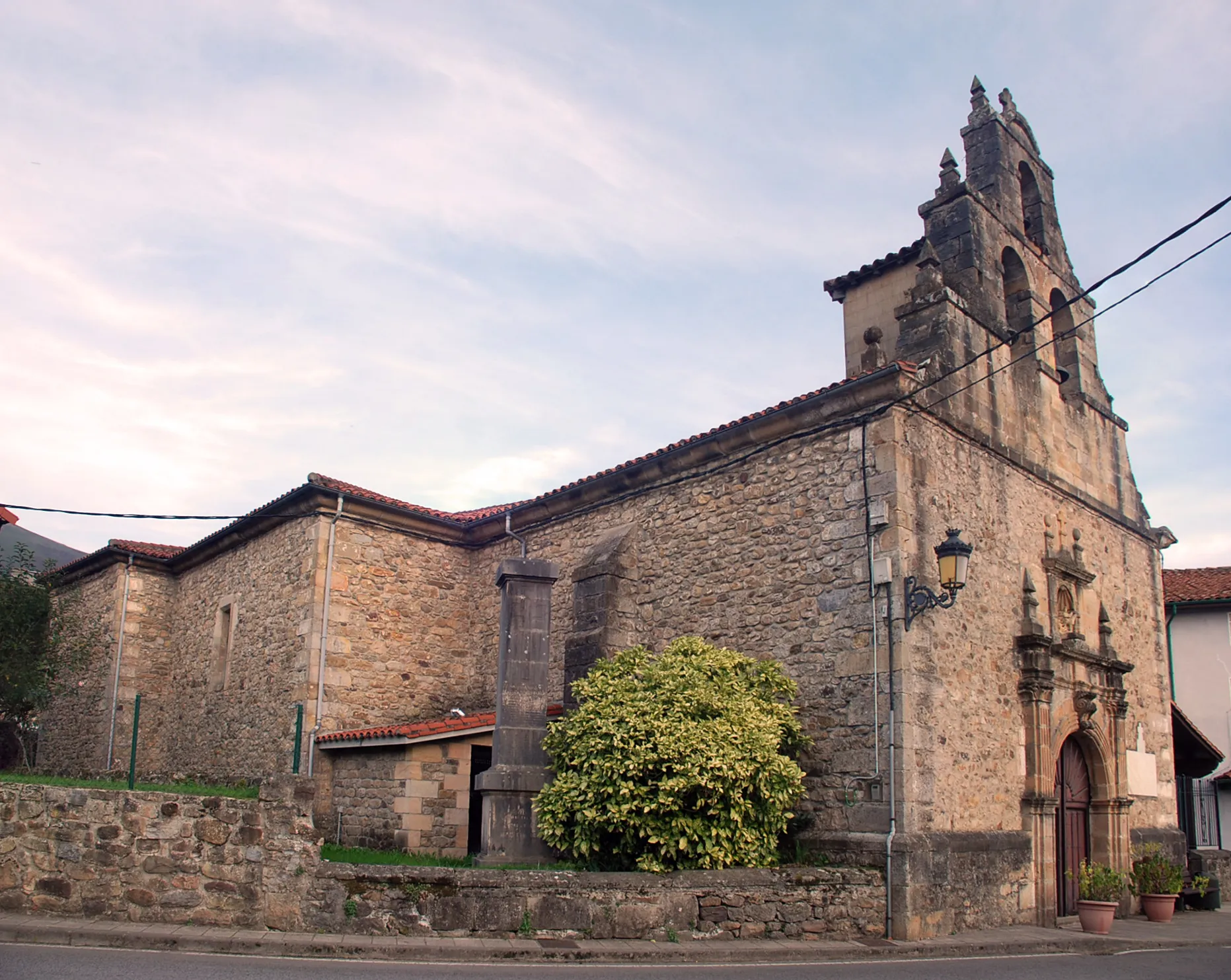 Photo showing: Church of Saint Martin (Villacarriedo, Cantabria).