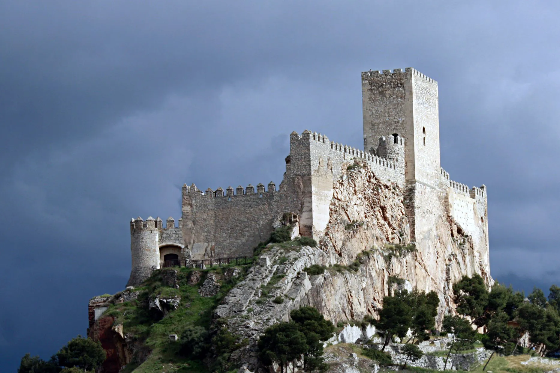 Photo showing: Almansa Castle on the hill of Aguila