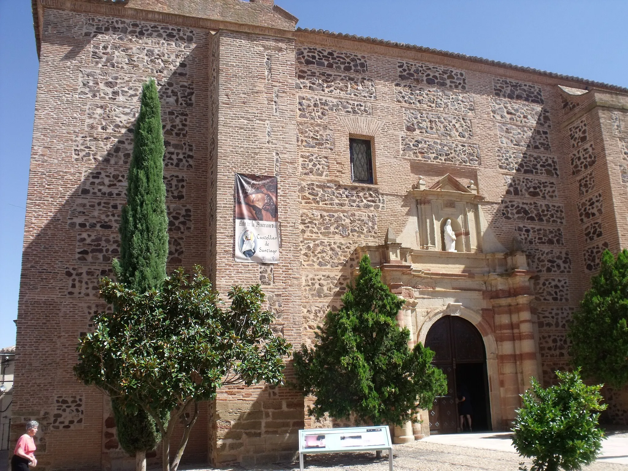 Photo showing: Fachada de la Iglesia con entrada en un lateral
